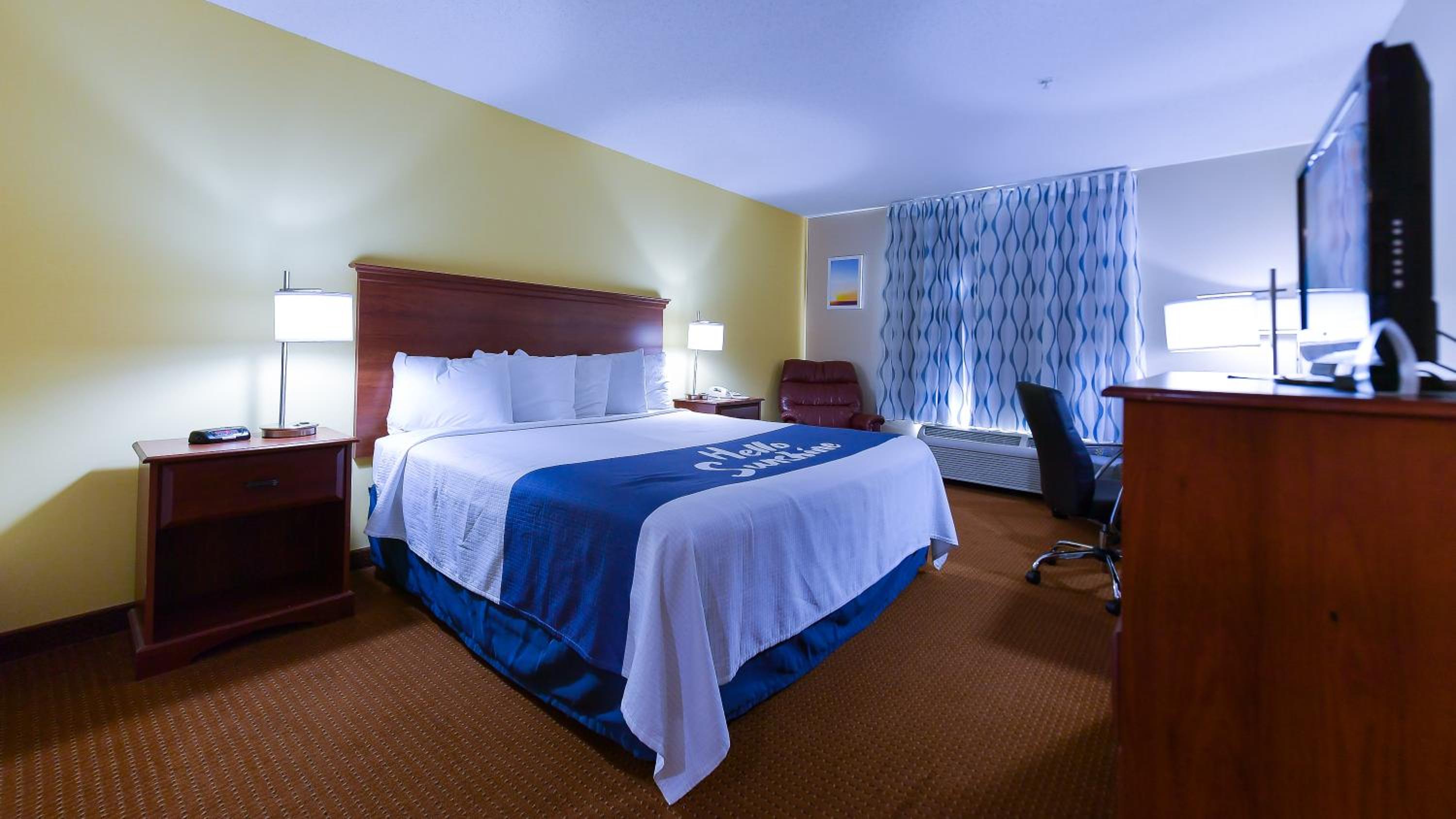 King Room - Non-Smoking - Photo 5