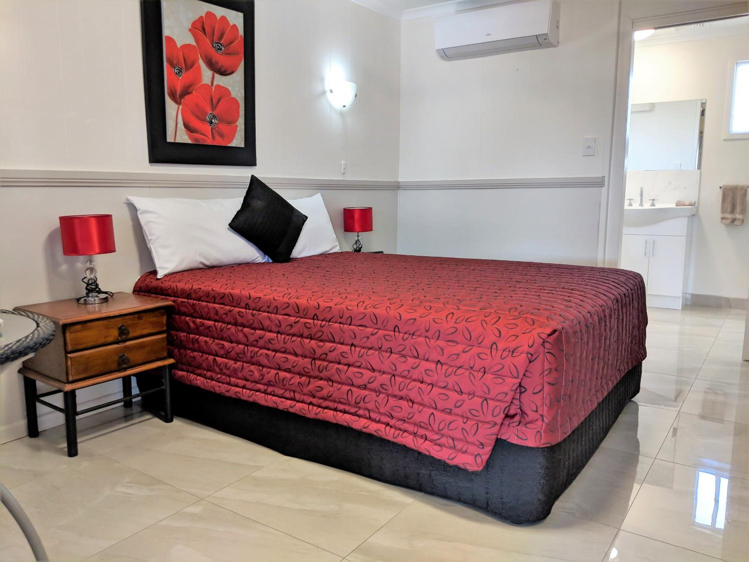 Deluxe Queen Room - Photo 13