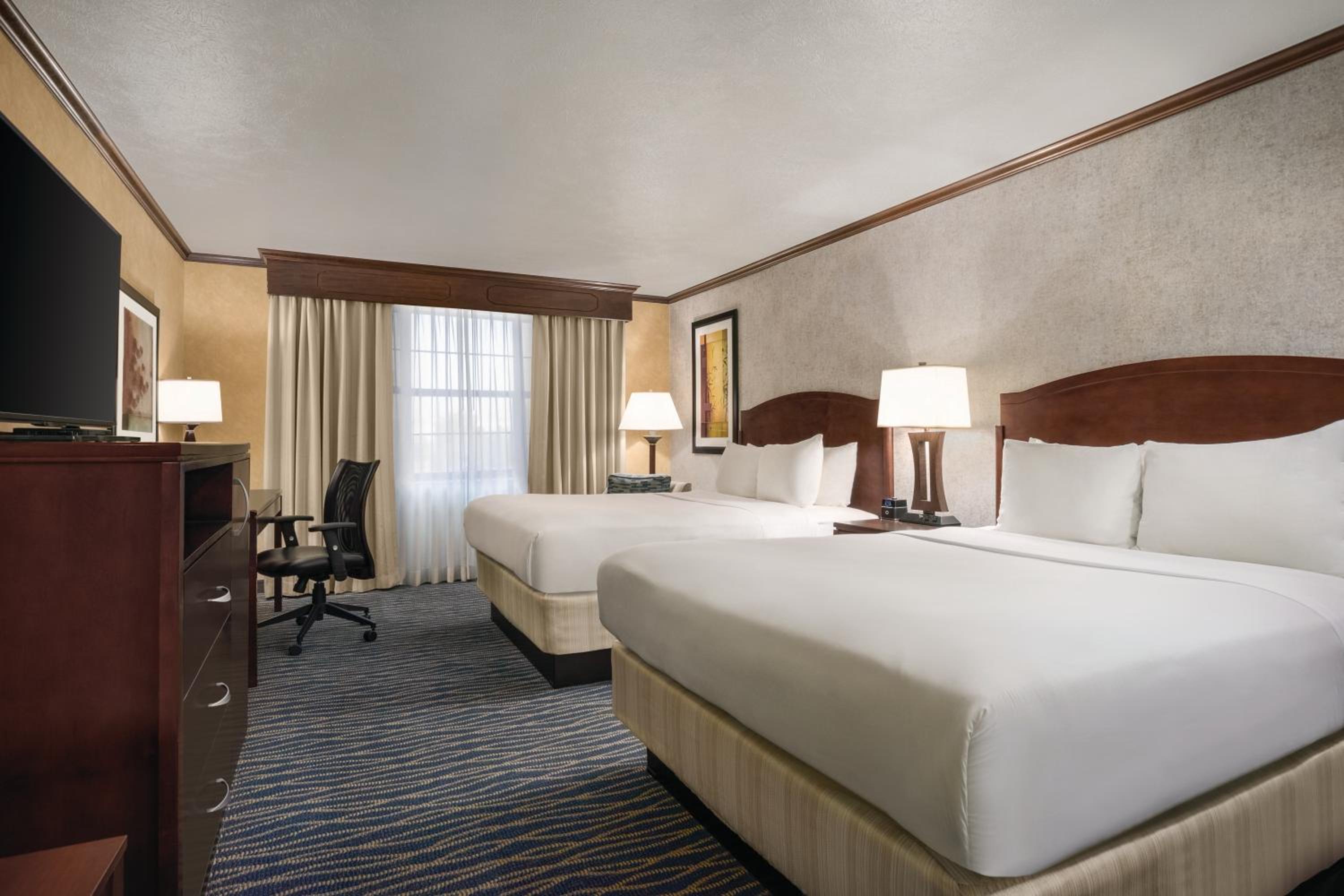 Premium Queen Room with Two Queen Beds - Non-Smoking - Photo 4