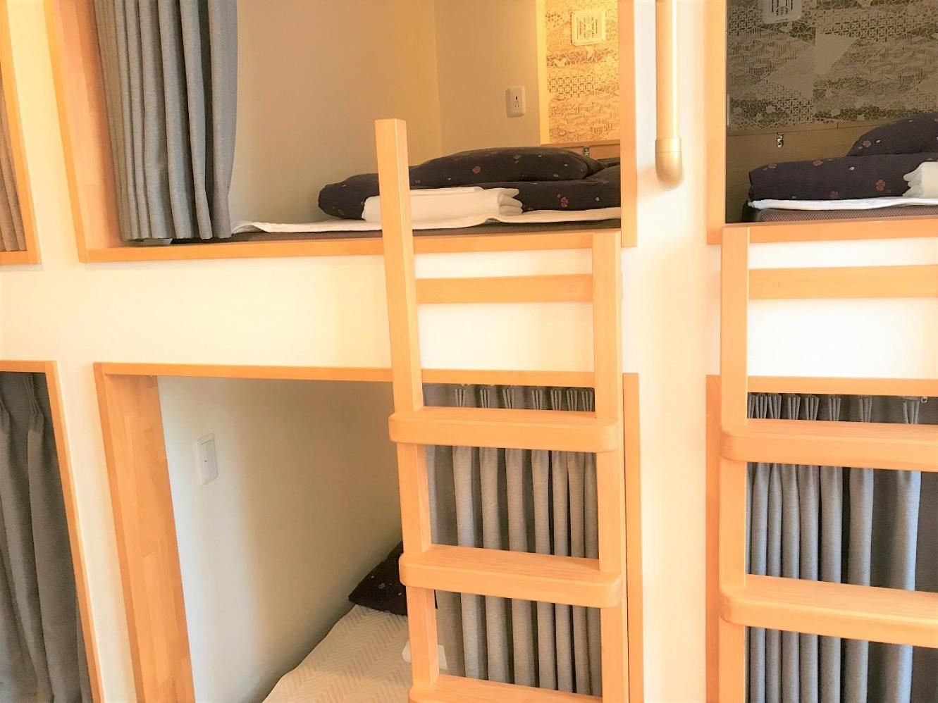 8 Capsule Single Beds in Family Room with Shared Bathroom photo 3