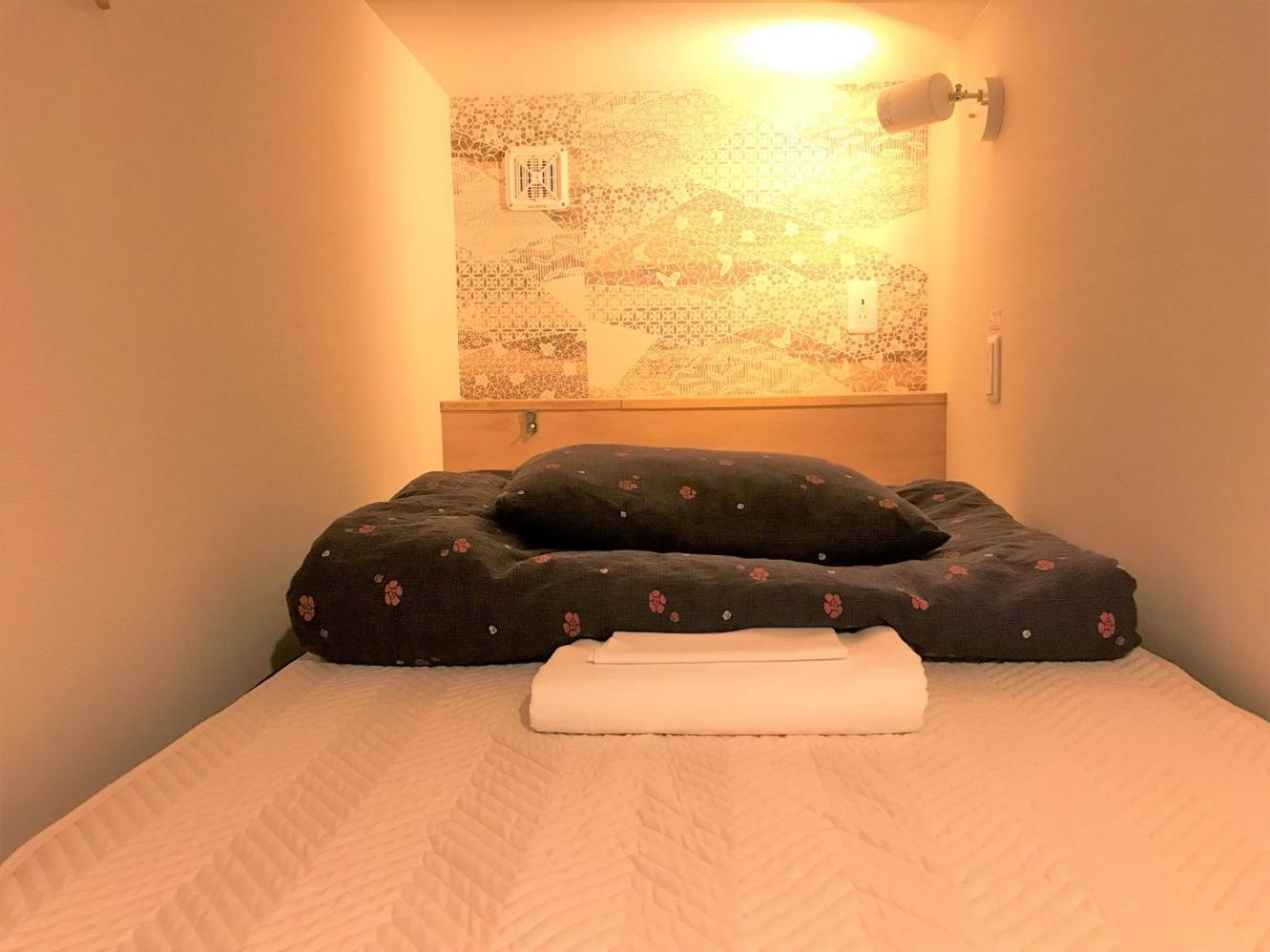 8 Capsule Single Beds in Family Room with Shared Bathroom photo 1