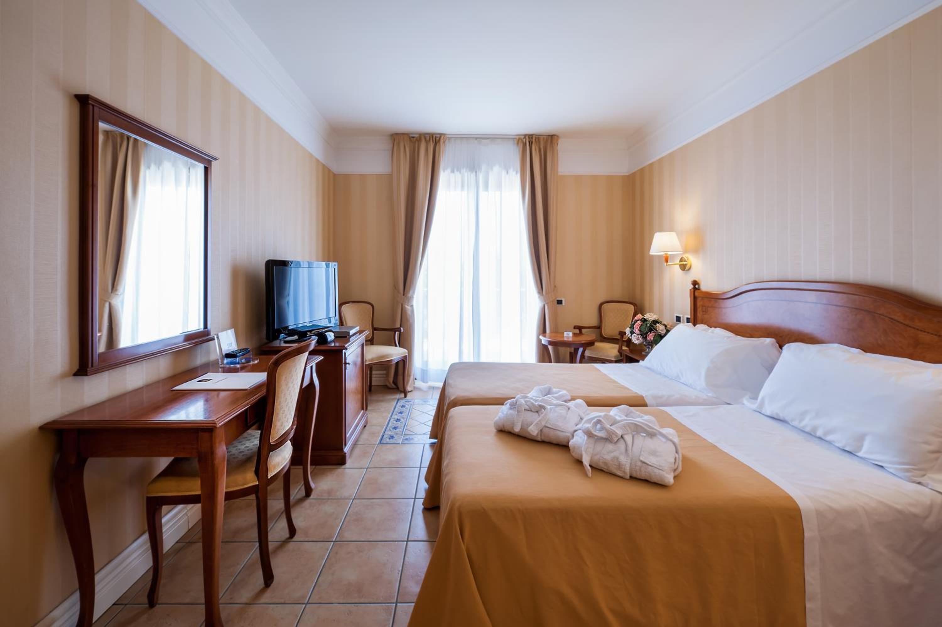Superior Double or Twin Room with Partial Sea View - Photo 1