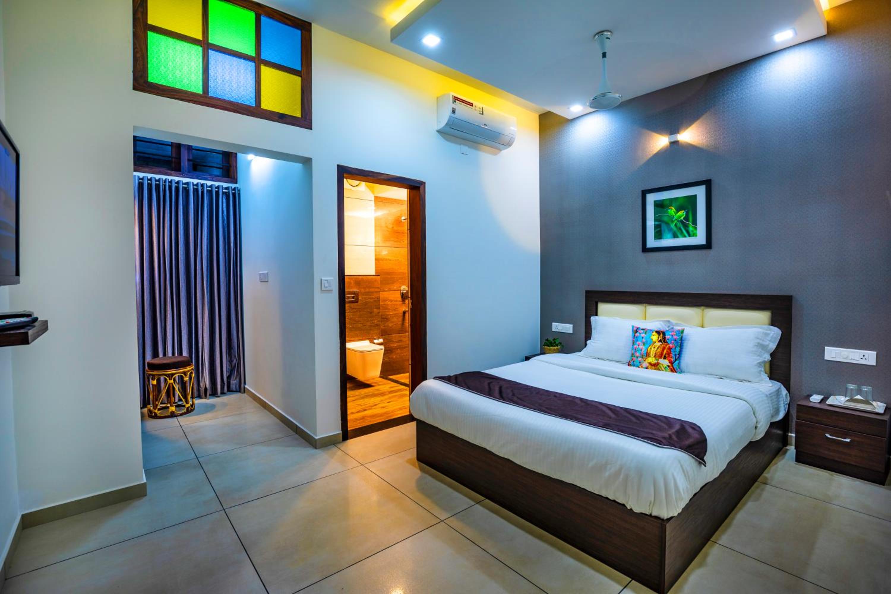 Deluxe Room - Photo 10