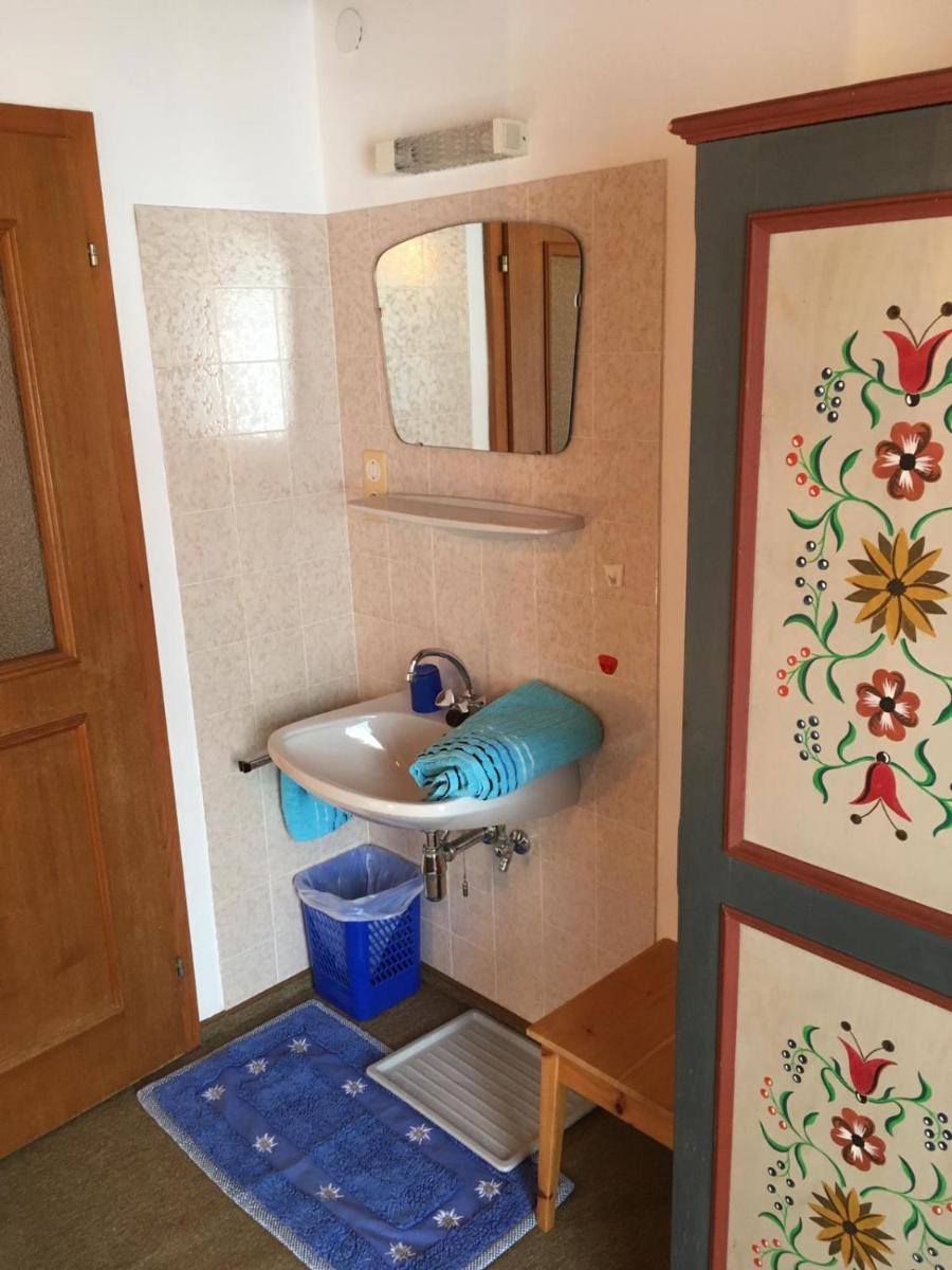 Single Room with Shared Bathroom photo 2