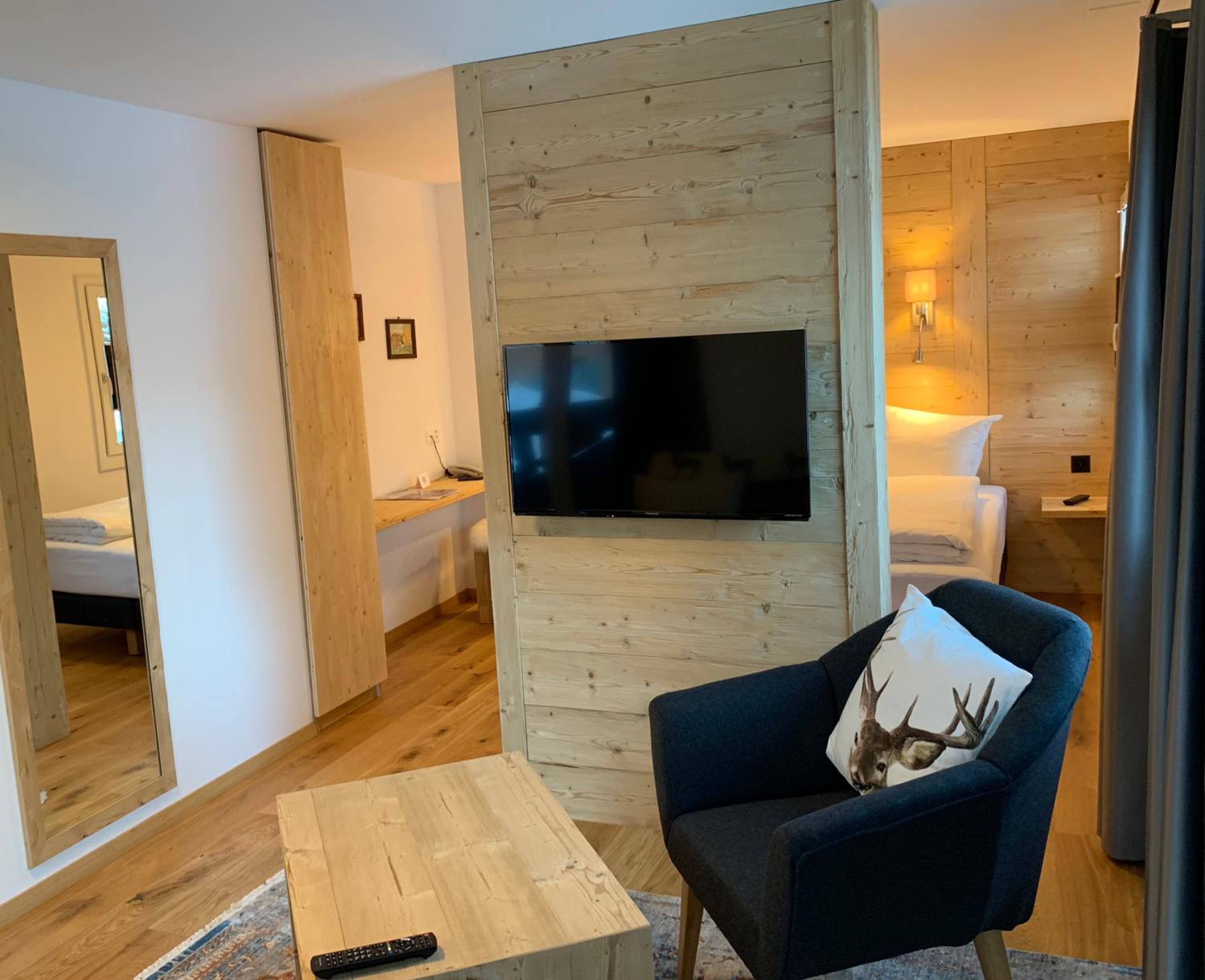 Junior Suite with Balcony - Photo 9