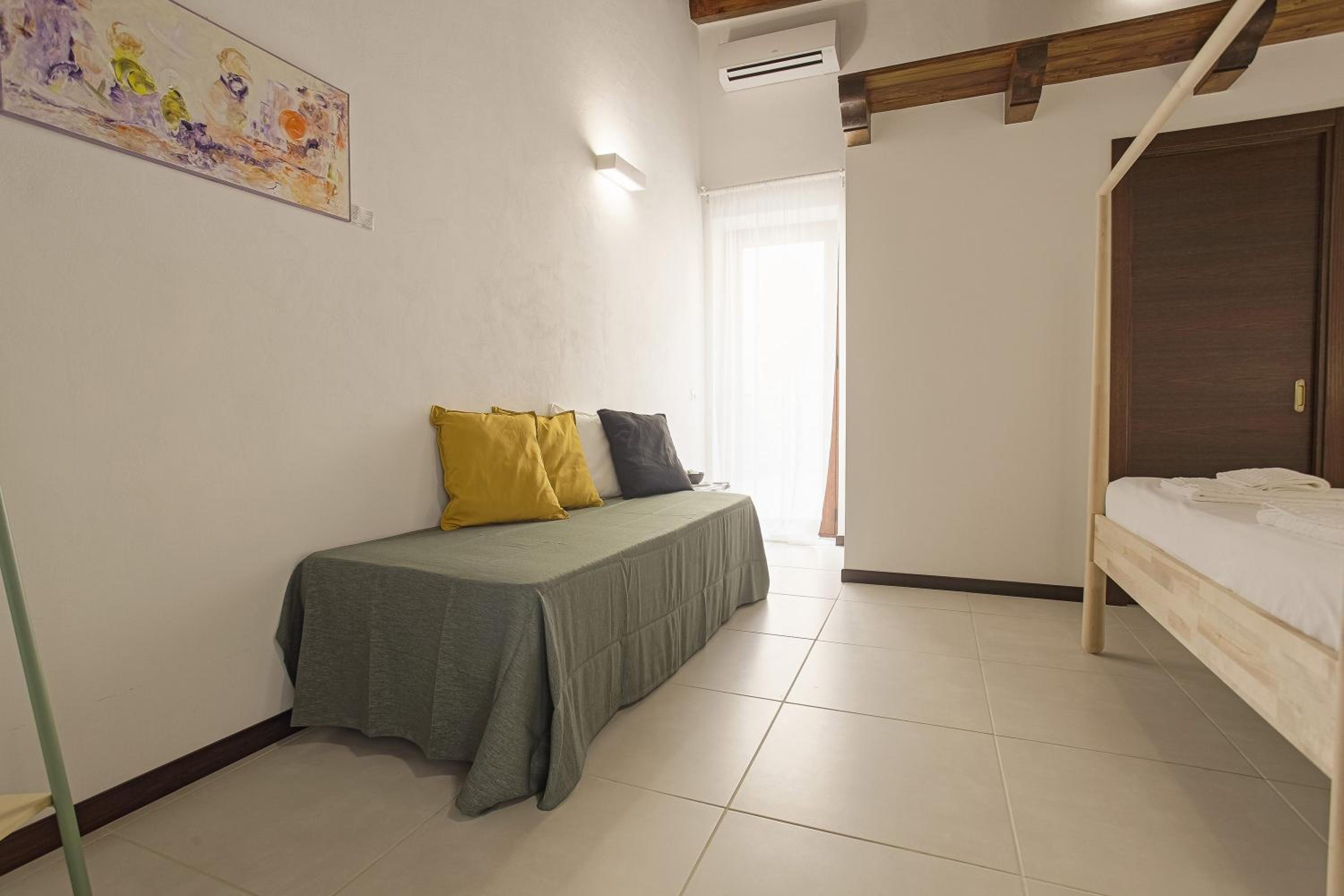 Triple Room with Balcony - Photo 9