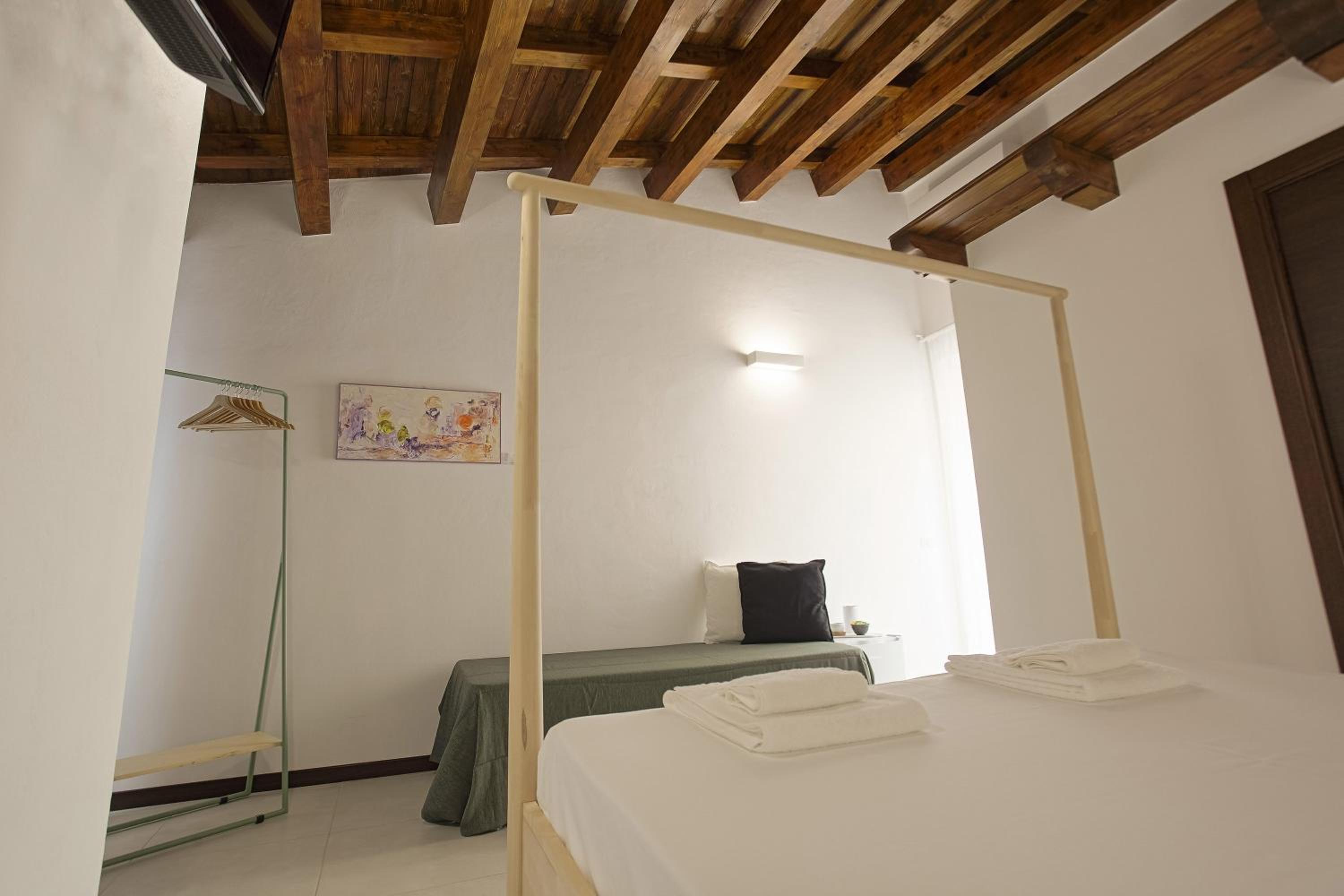 Triple Room with Balcony - Photo 10