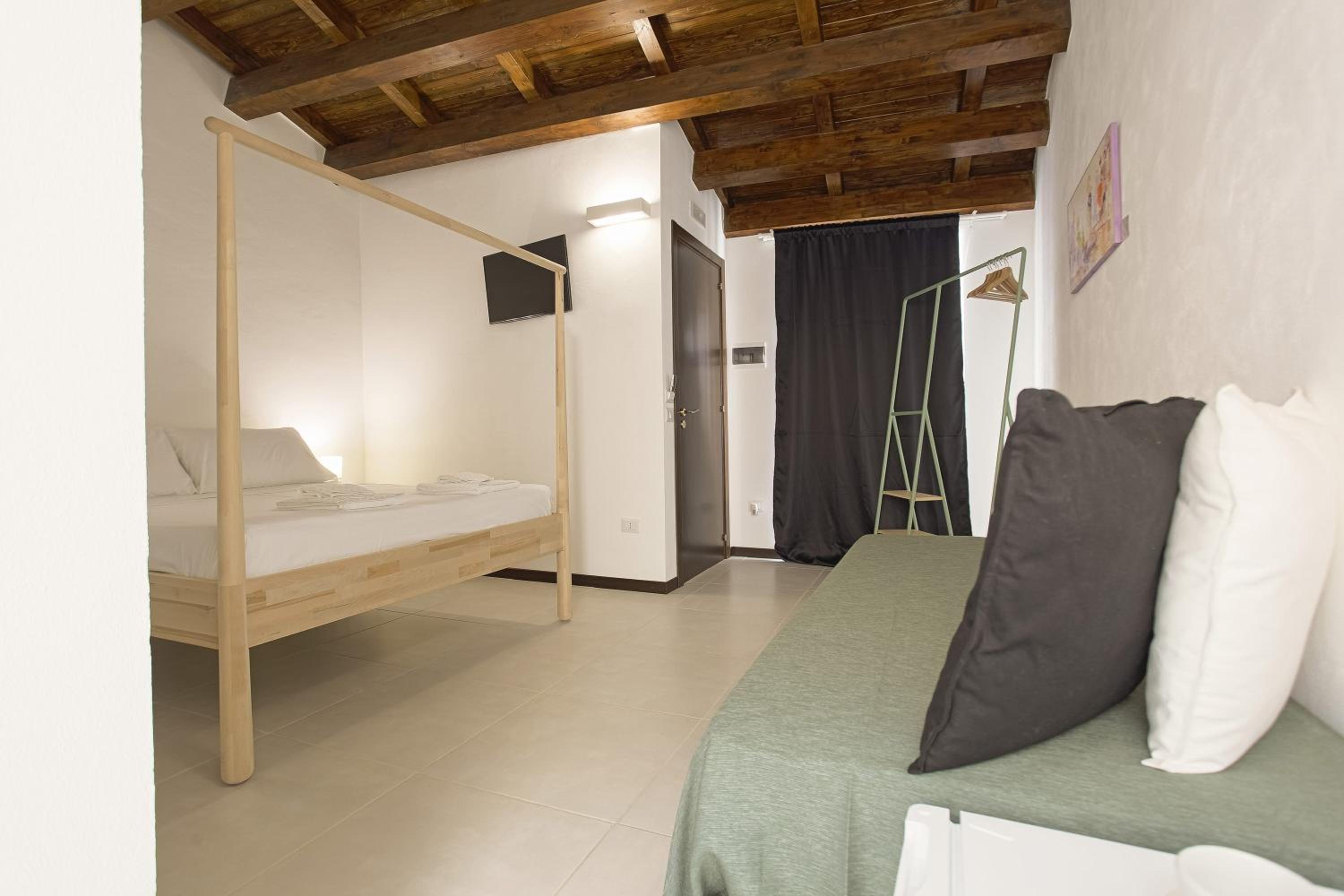 Triple Room with Balcony - Photo 12