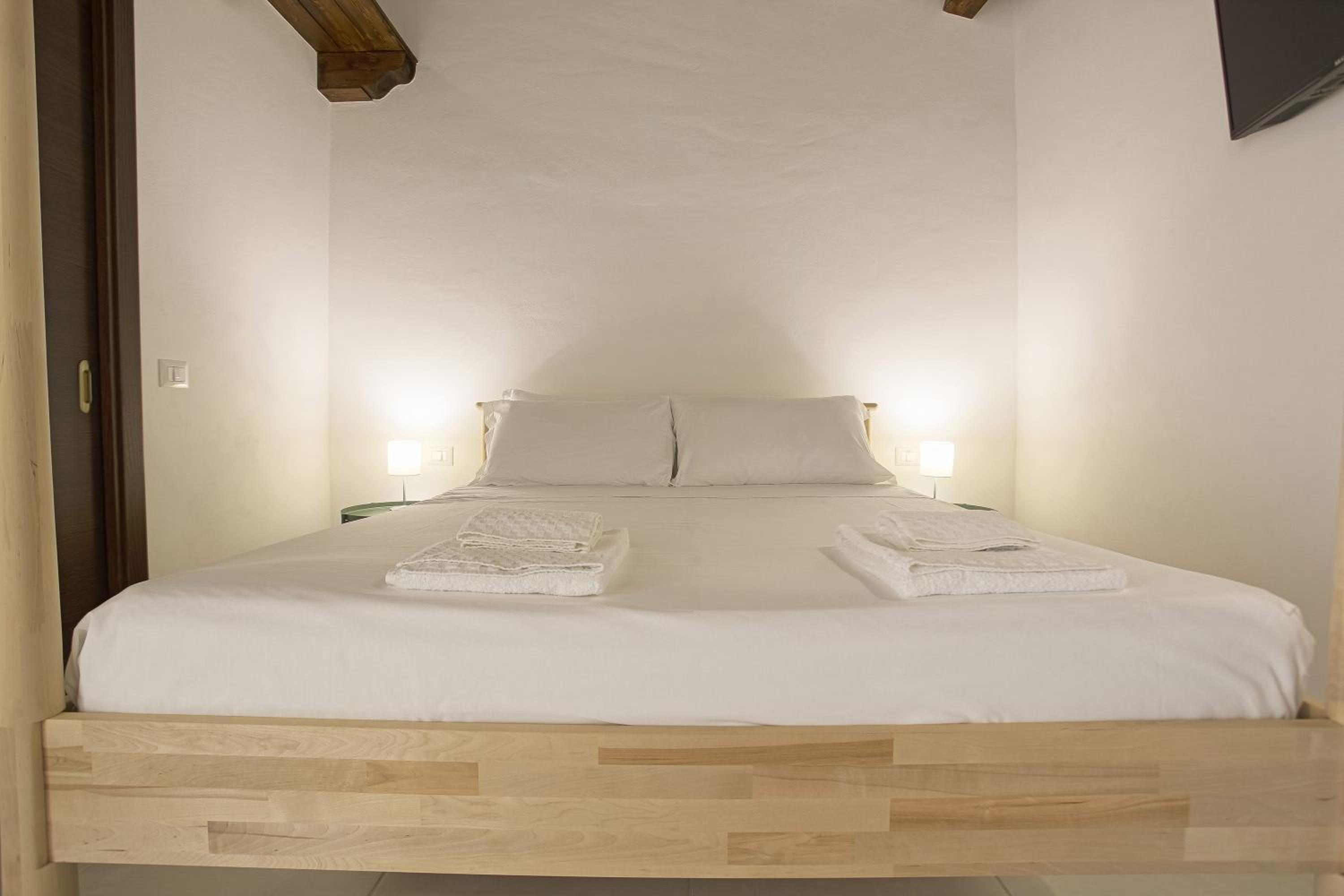 Triple Room with Balcony - Photo 11