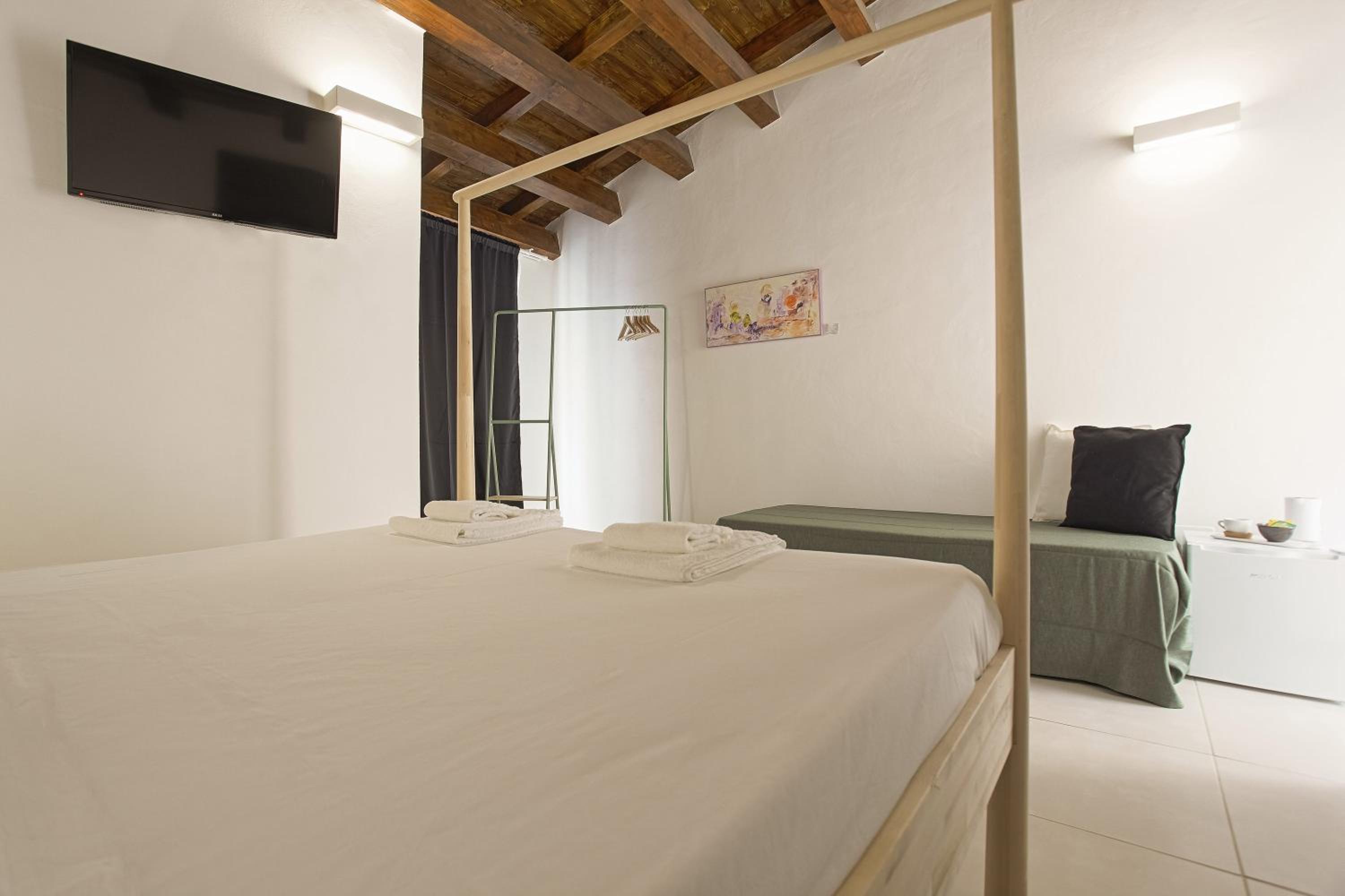 Triple Room with Balcony - Photo 13