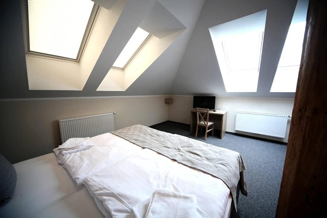 Deluxe Double Room with Shower - Photo 11