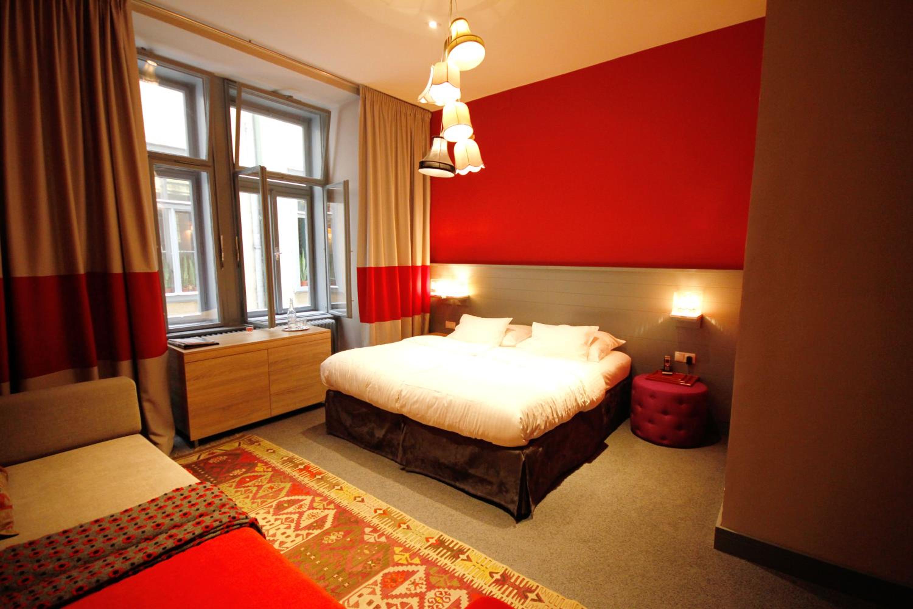 Small Double Room thumbnail 6
