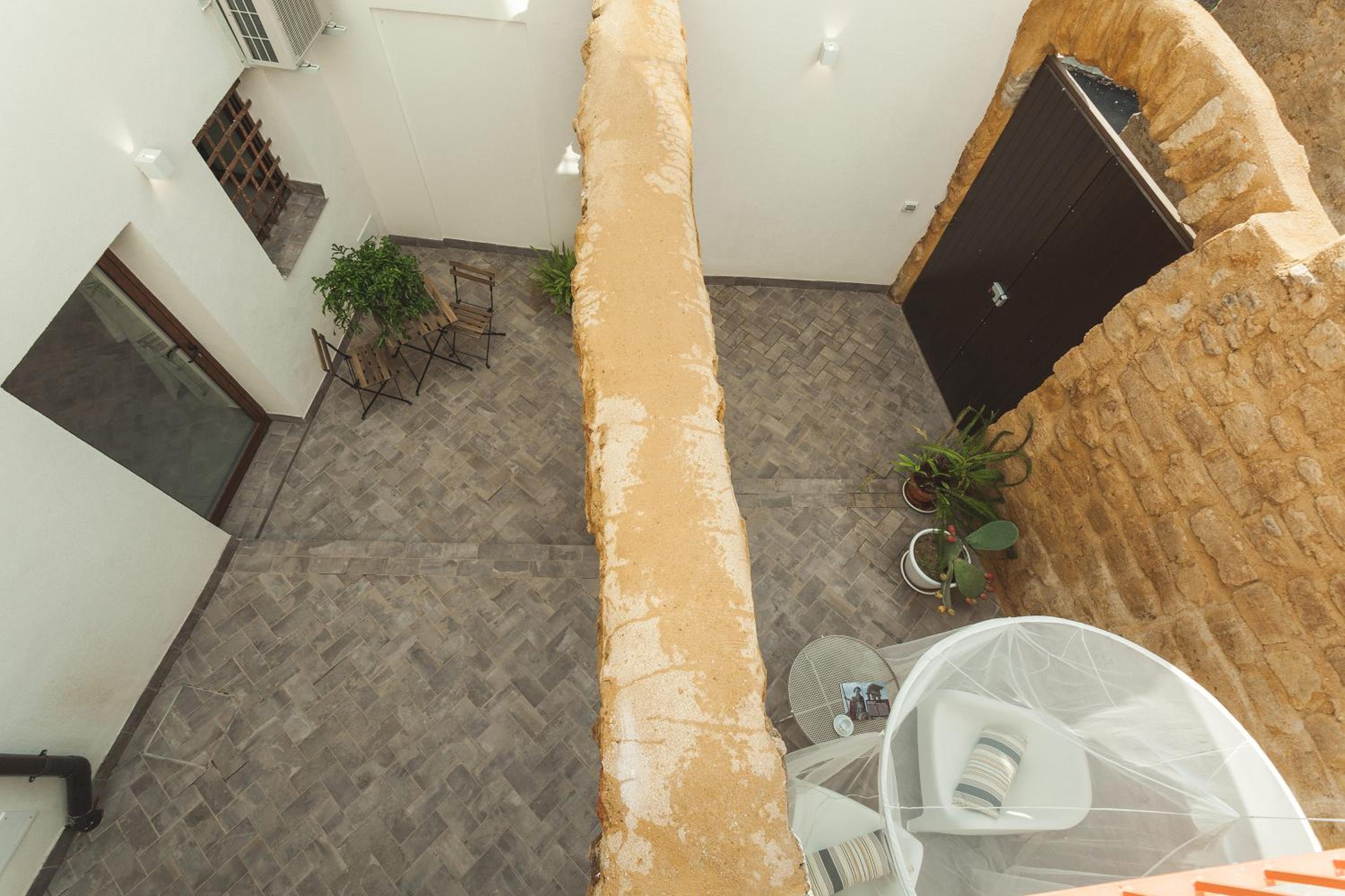 Triple Room with Balcony - Photo 17