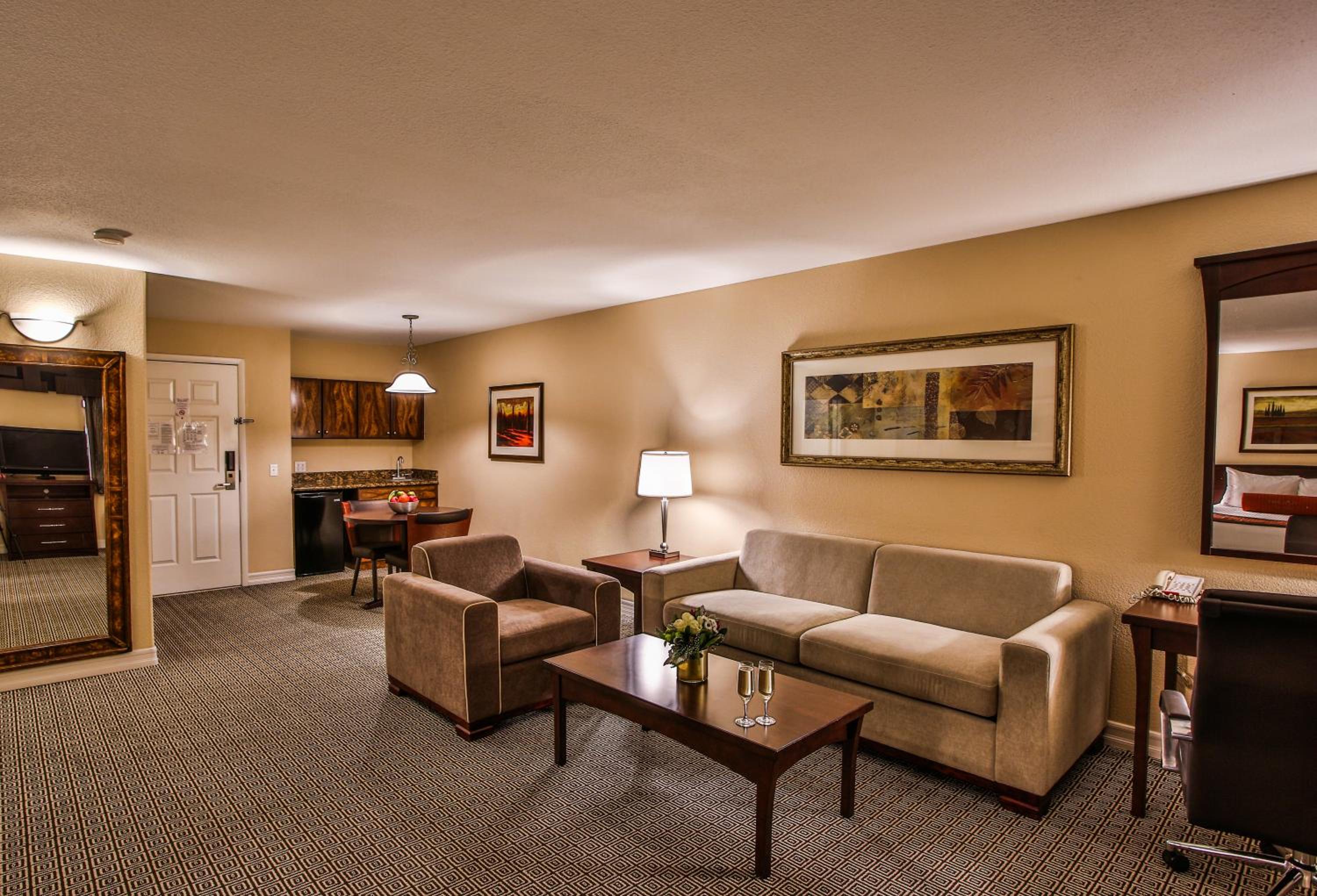 Deluxe Executive Double Non-Smoking Suite thumbnail 5