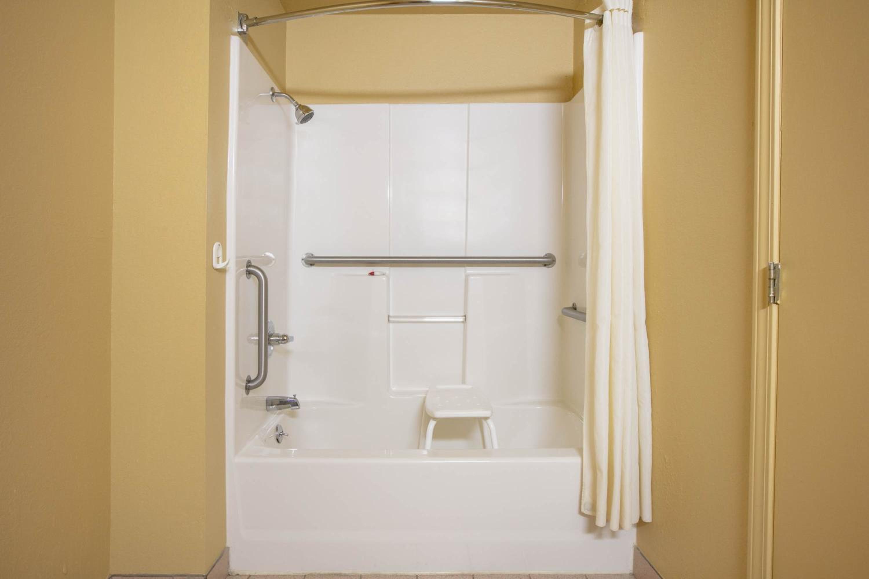 Queen Room - Disability Access/Non-Smoking - Photo 2