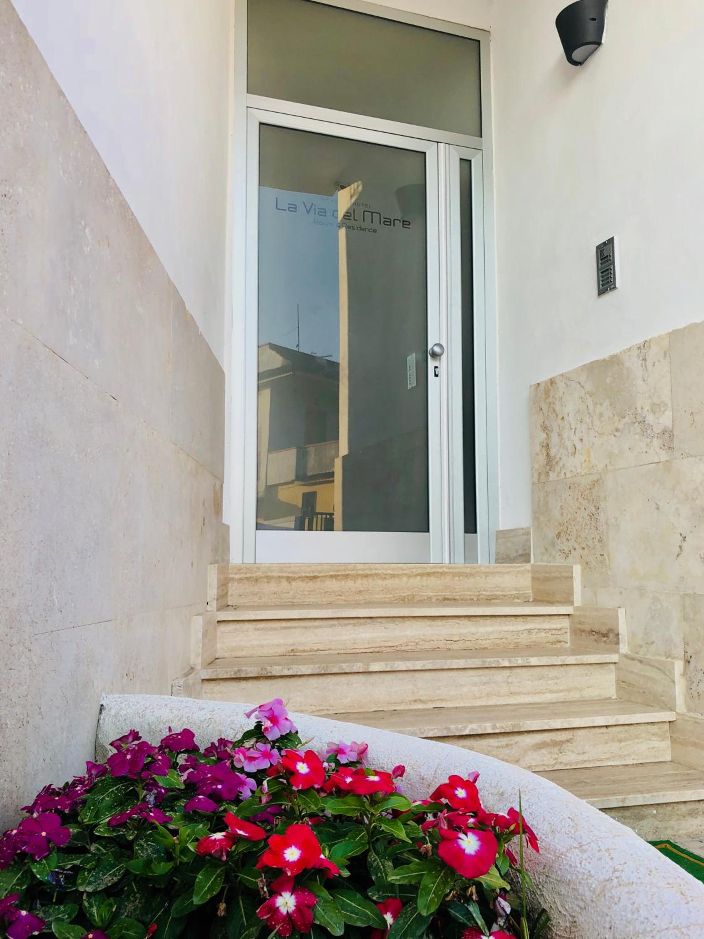 Apartment with Balcony - Photo 3