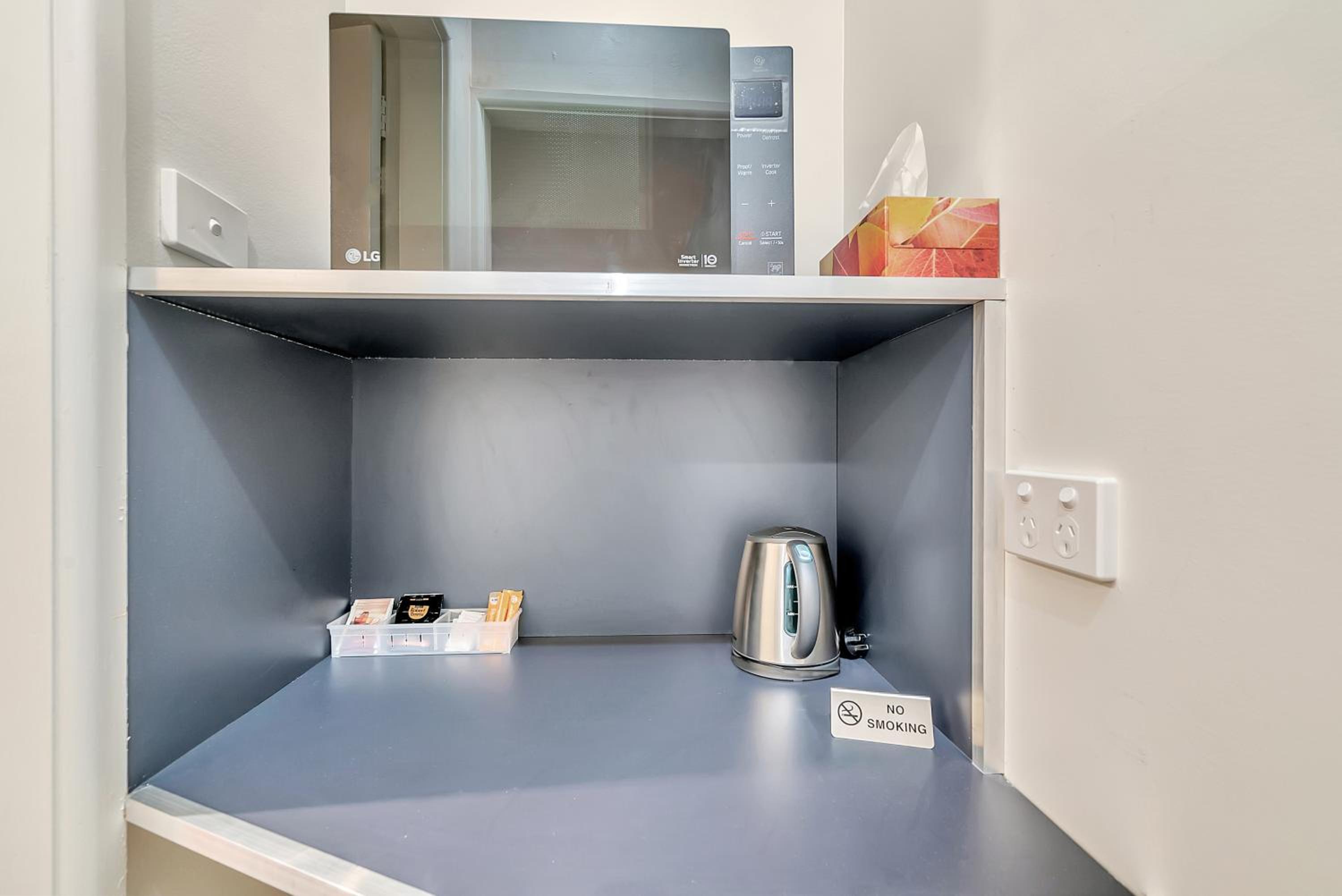 Budget Queen Room - NO Parking photo 2