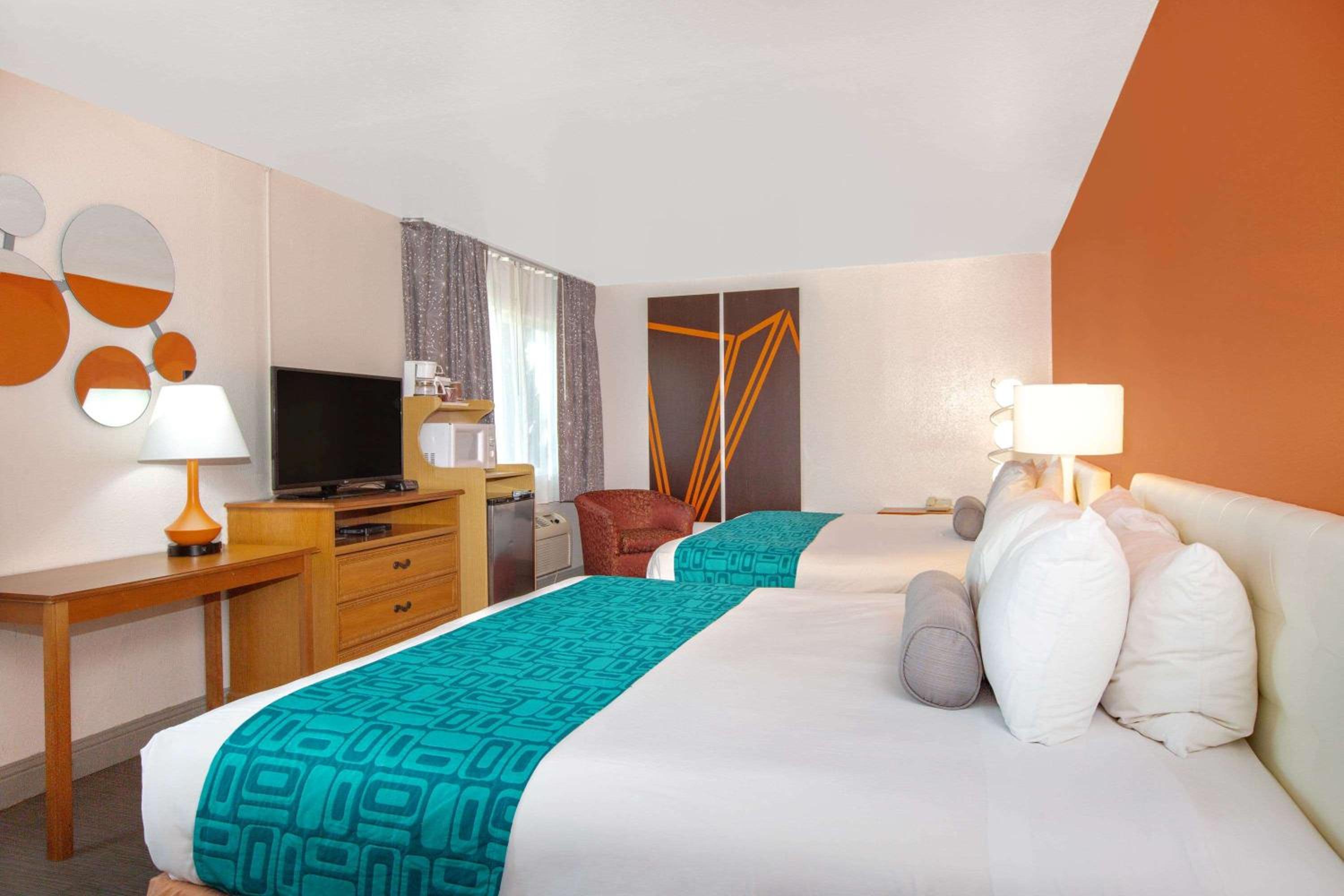 Deluxe King Room with Two King Beds - Non-Smoking - Photo 4