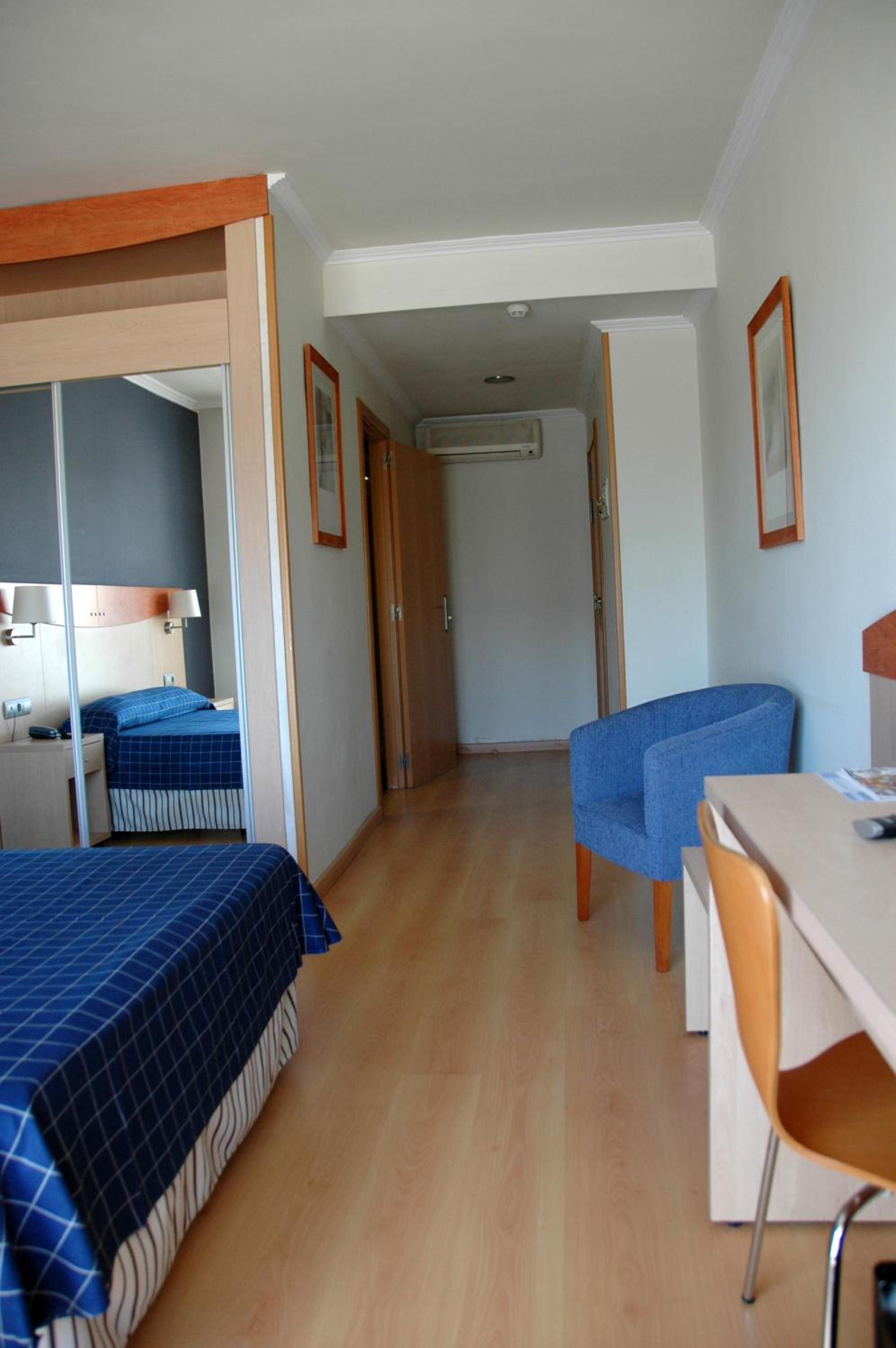 Family Room (3 Adults + 1 Child)