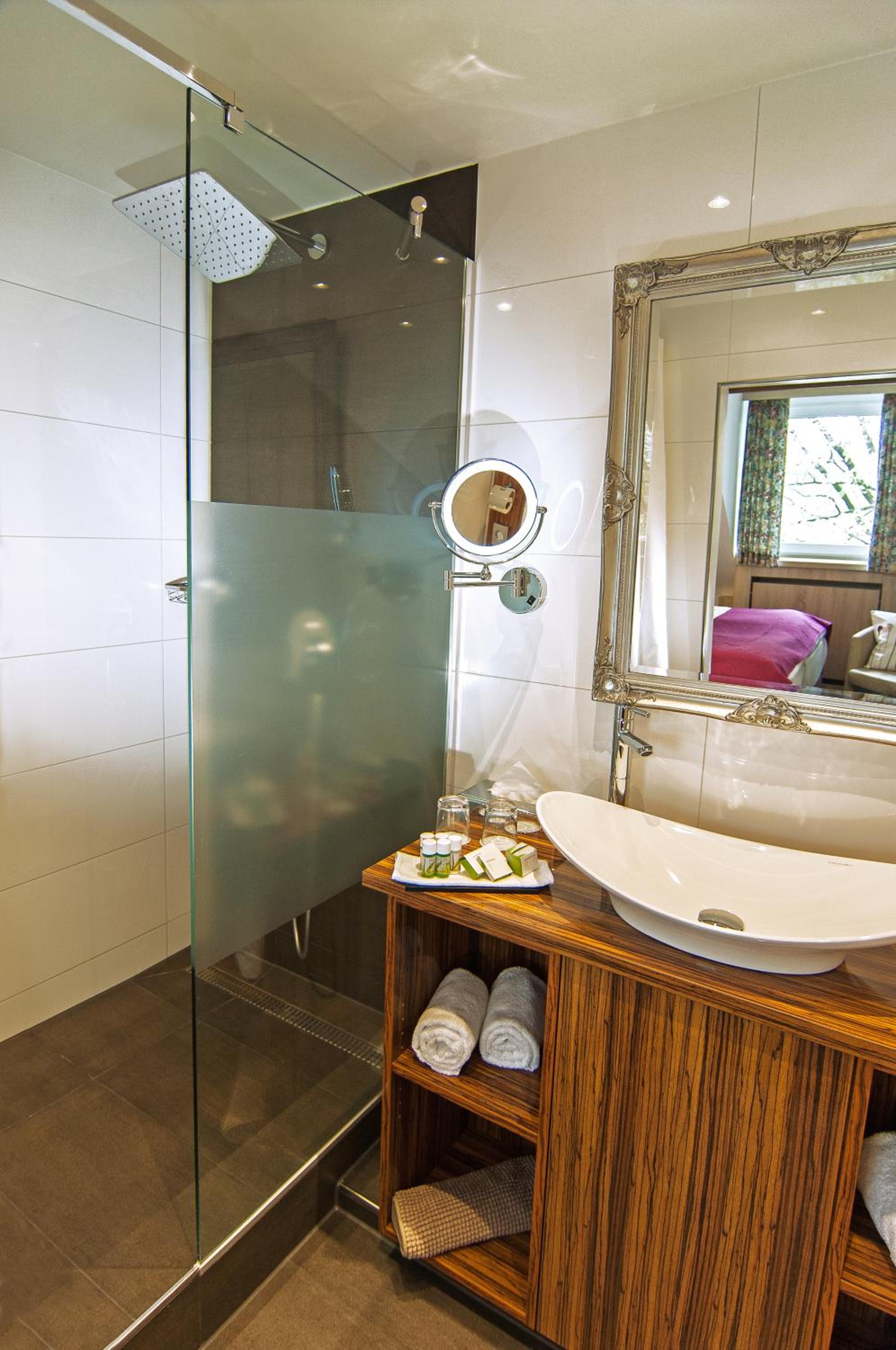 Deluxe Double Room with Shower - Photo 10