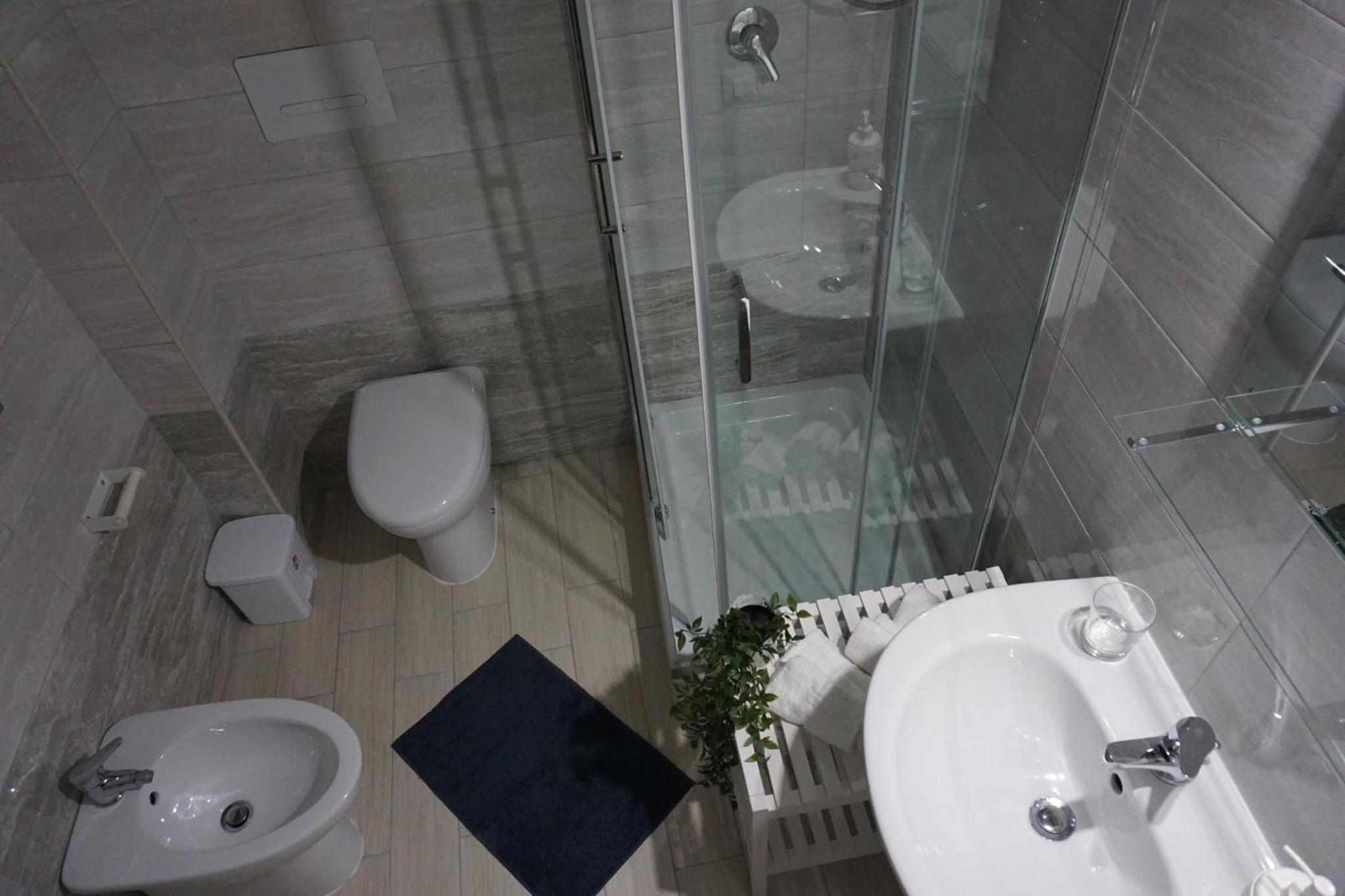 Double Room with Private Bathroom - Photo 14