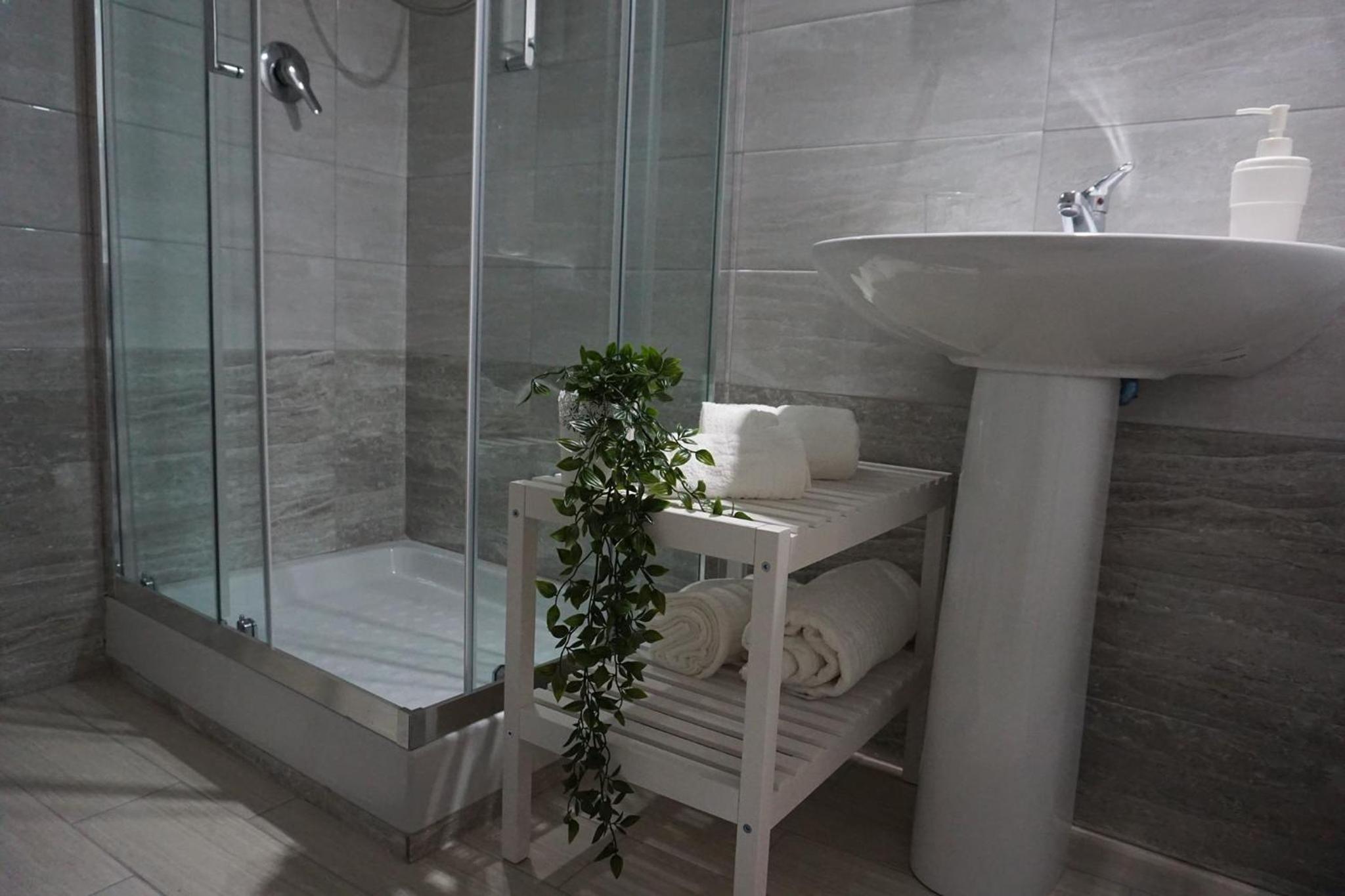 Double Room with Private Bathroom - Photo 10