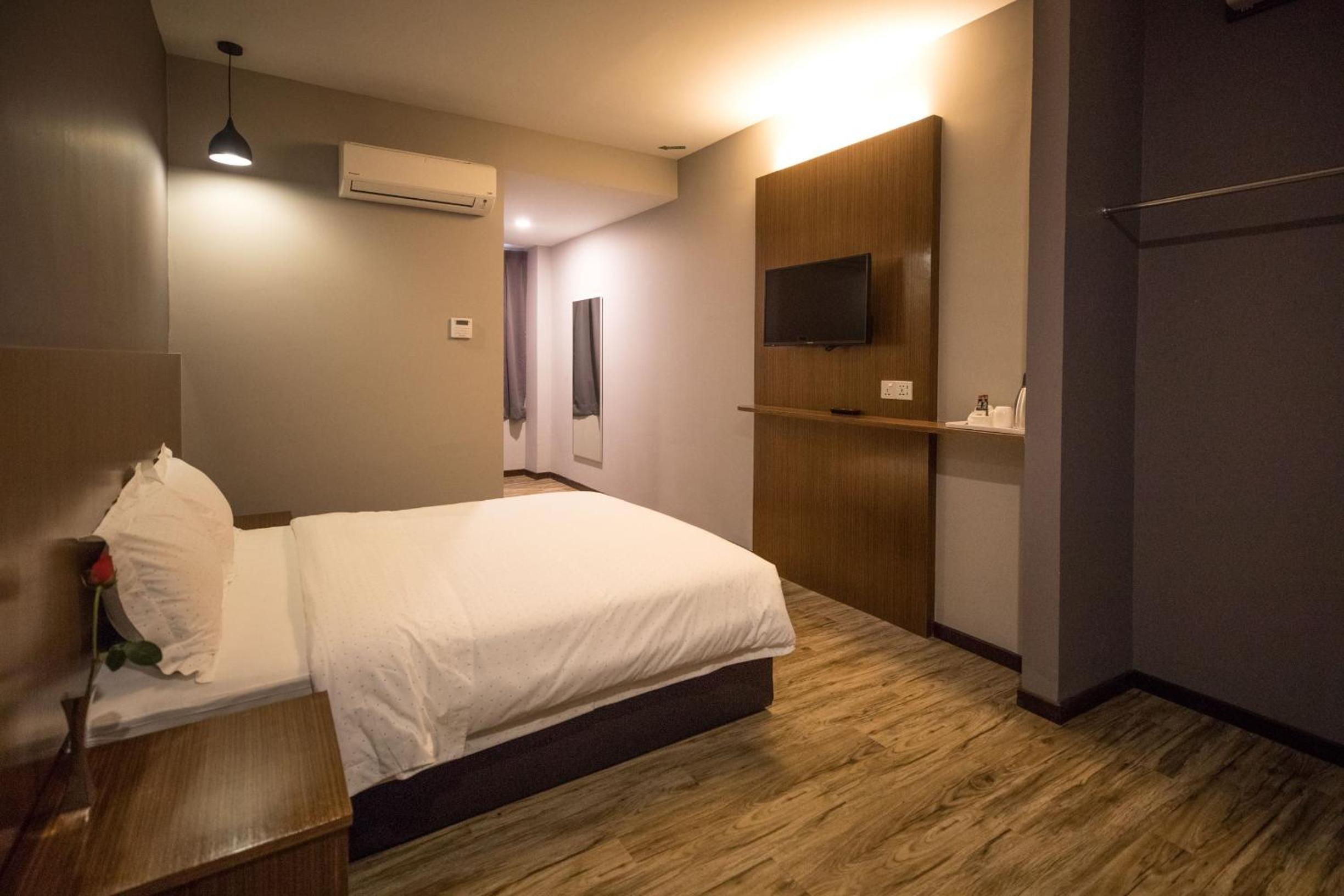 Deluxe Double Room (2 Adults + 1 Child) photo 2