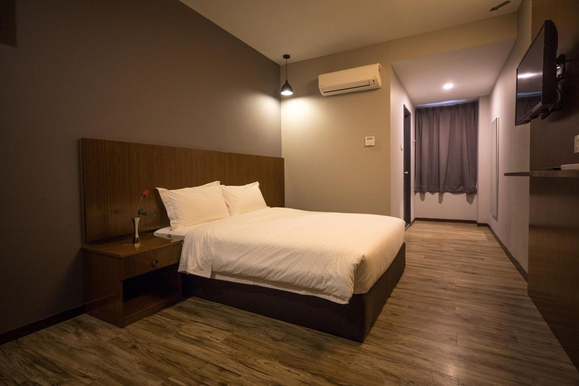Deluxe Double Room (2 Adults + 1 Child) photo 3