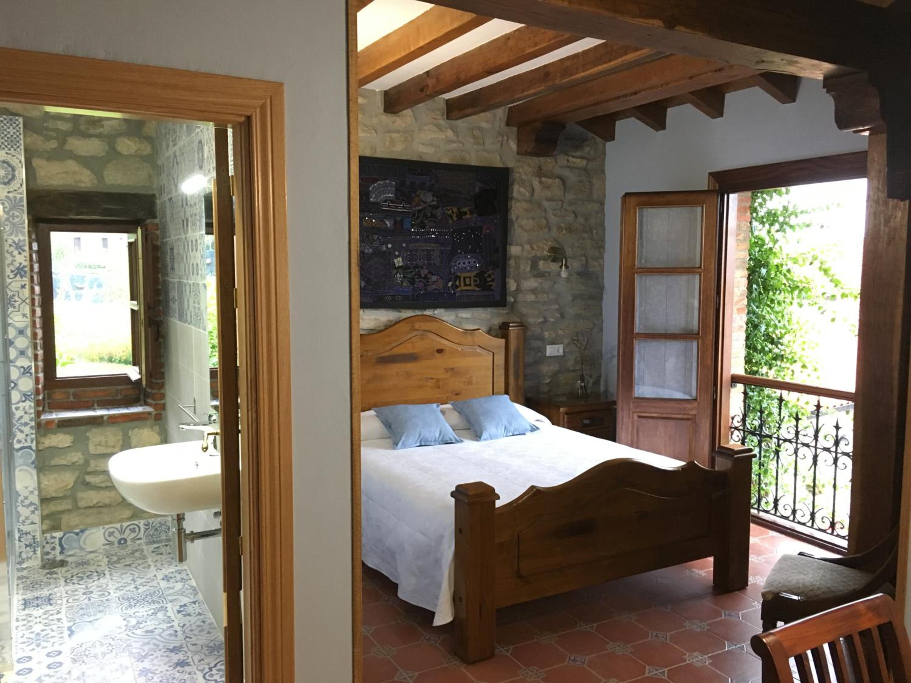 Deluxe Double Room with Shower photo 3