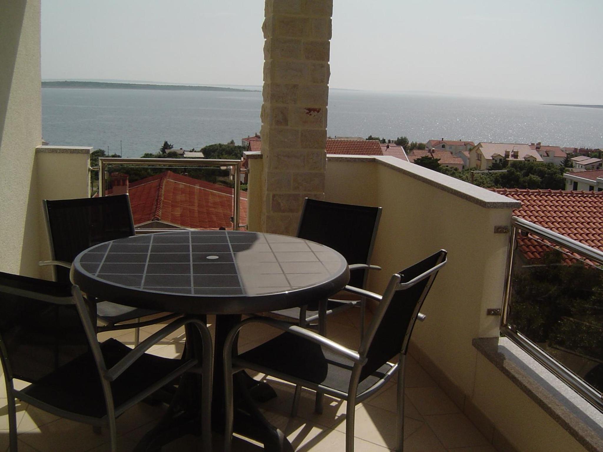 One-Bedroom Apartment with Balcony and Sea View photo 2