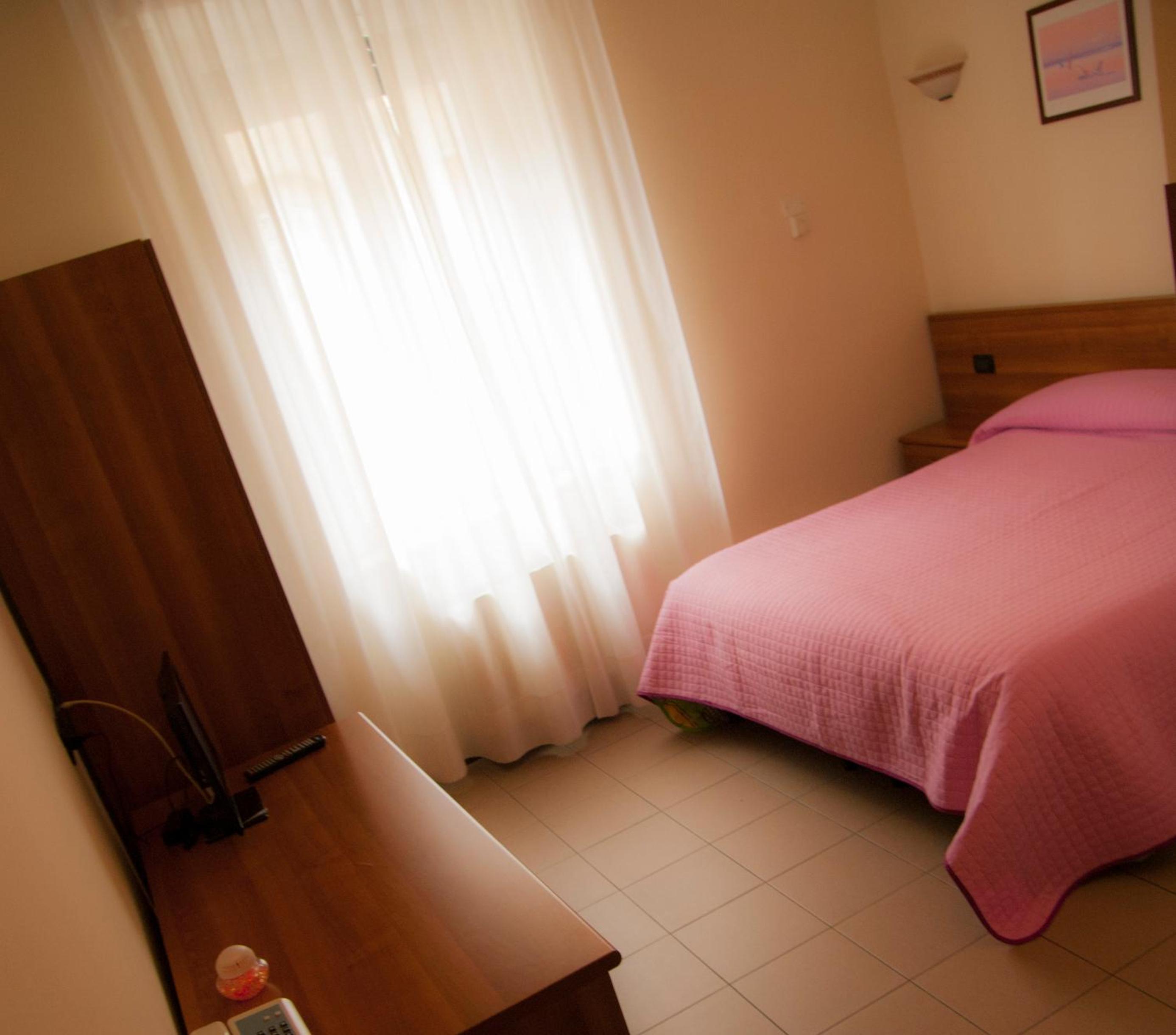 Double Room - Photo 9