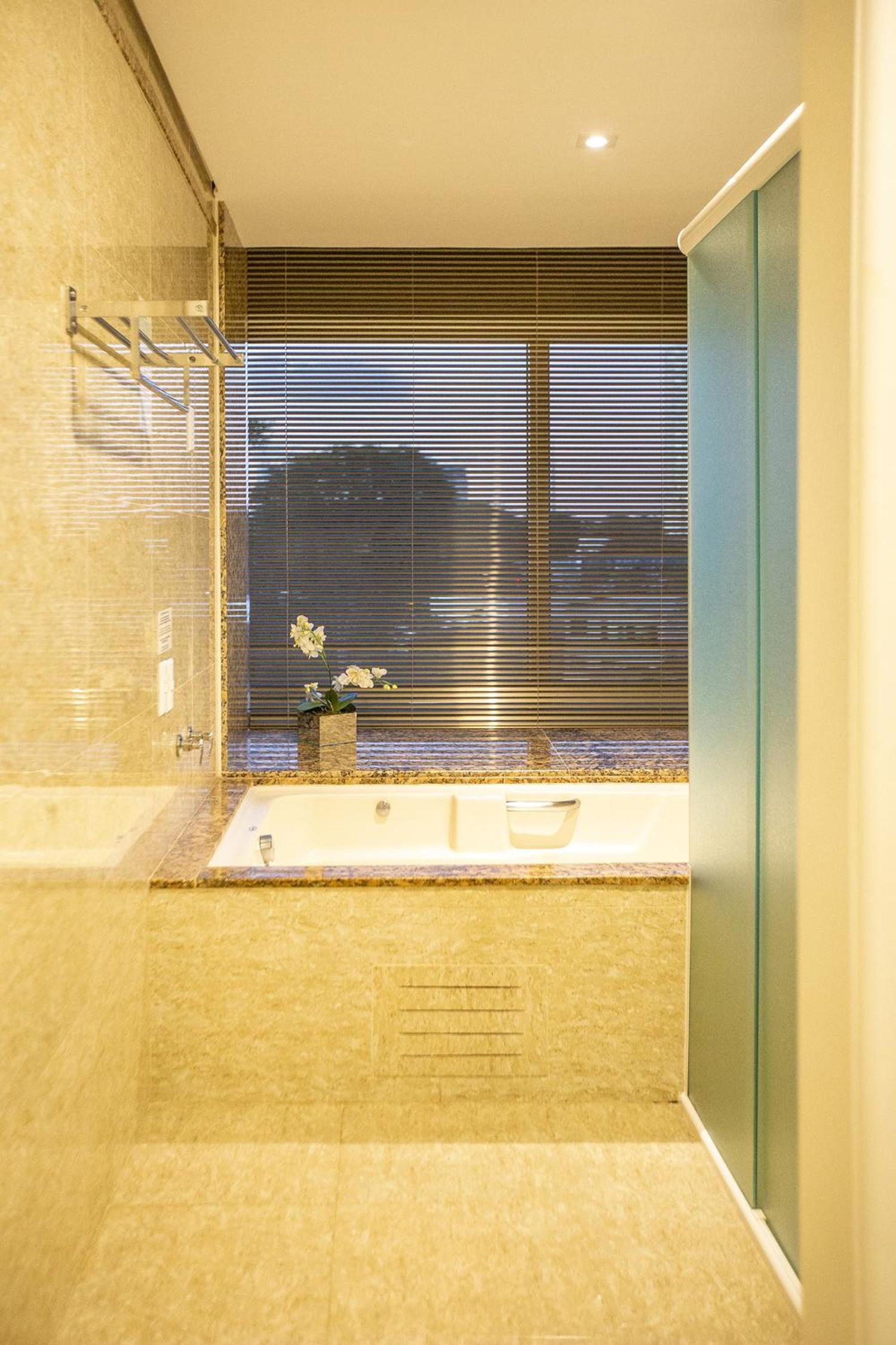 Master Suite with Spa Bath - Photo 5