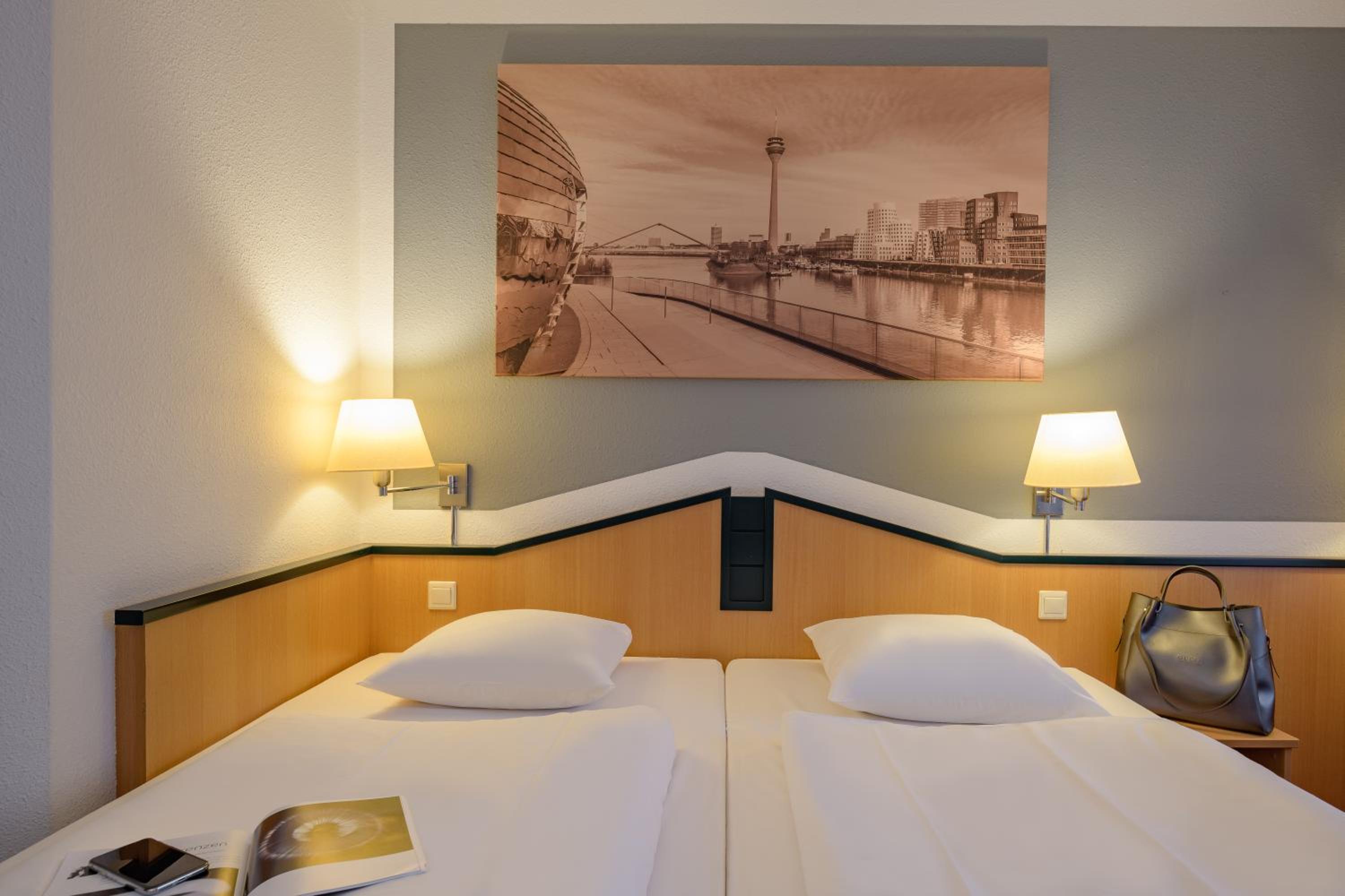 Standard Twin Room - Photo 7