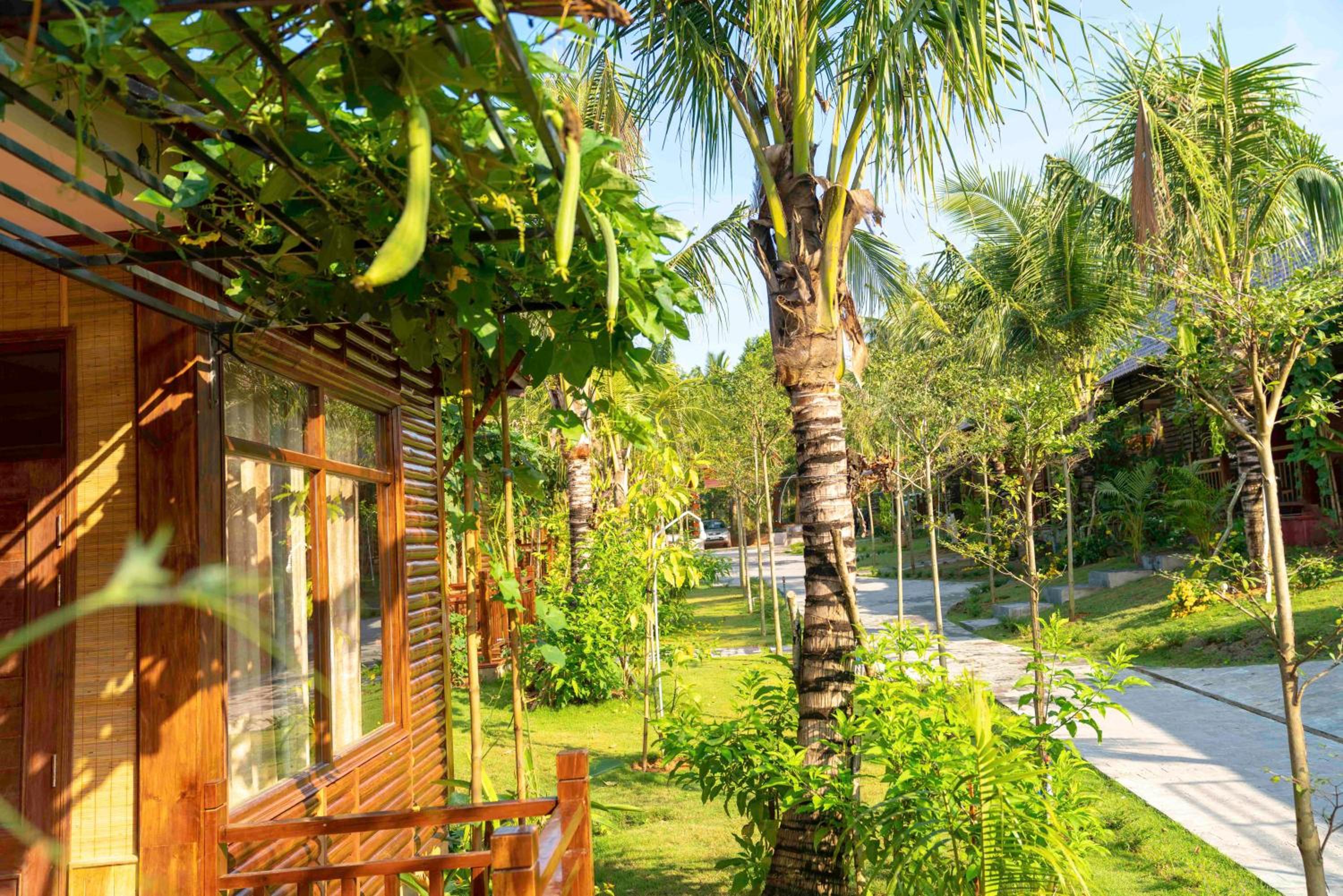 Bungalow with Garden View - Photo 6