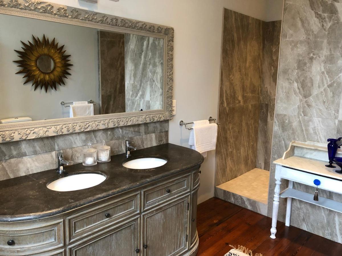Deluxe King Suite photo 3