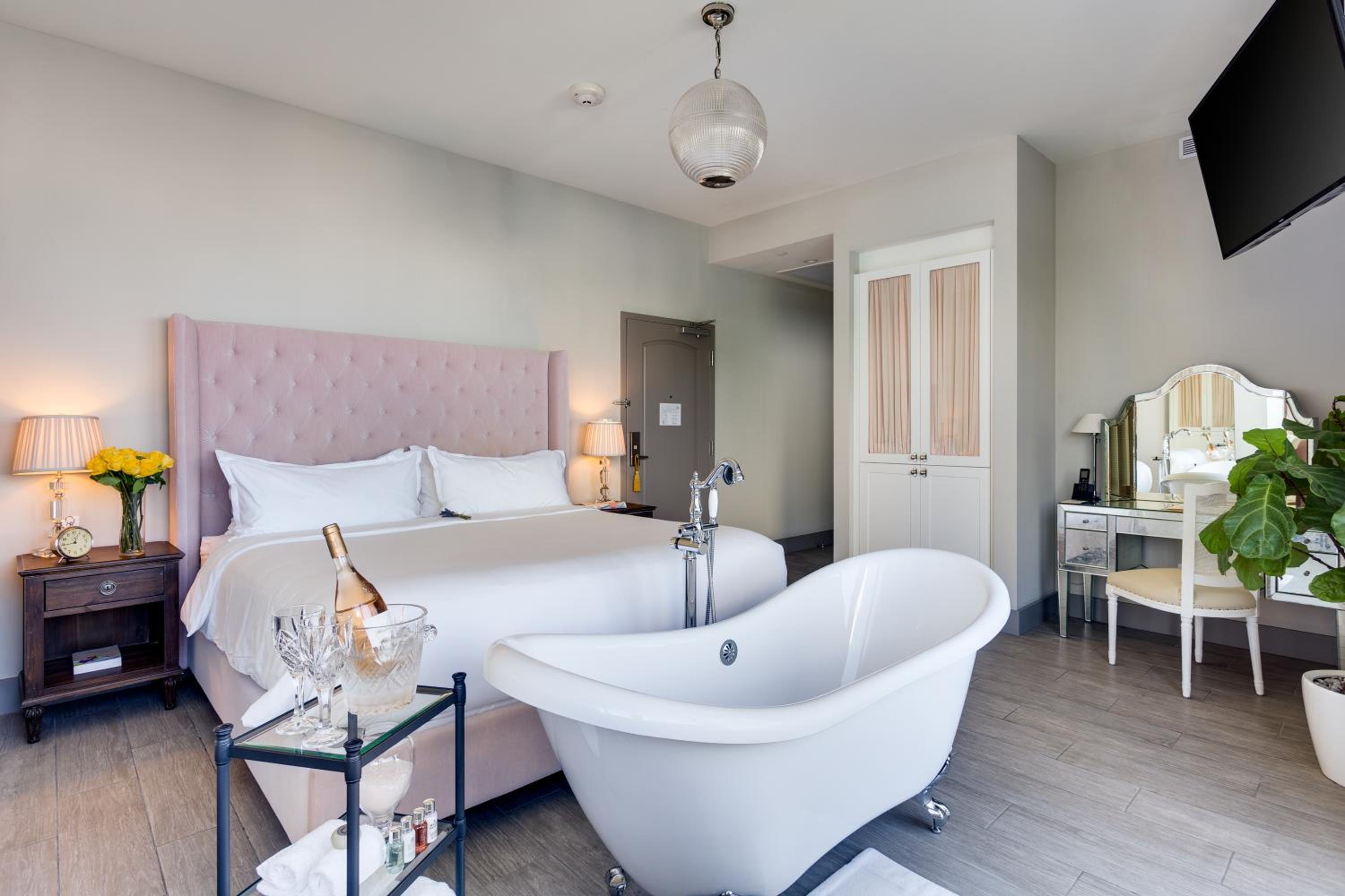 One-Bedroom Balcony Suite