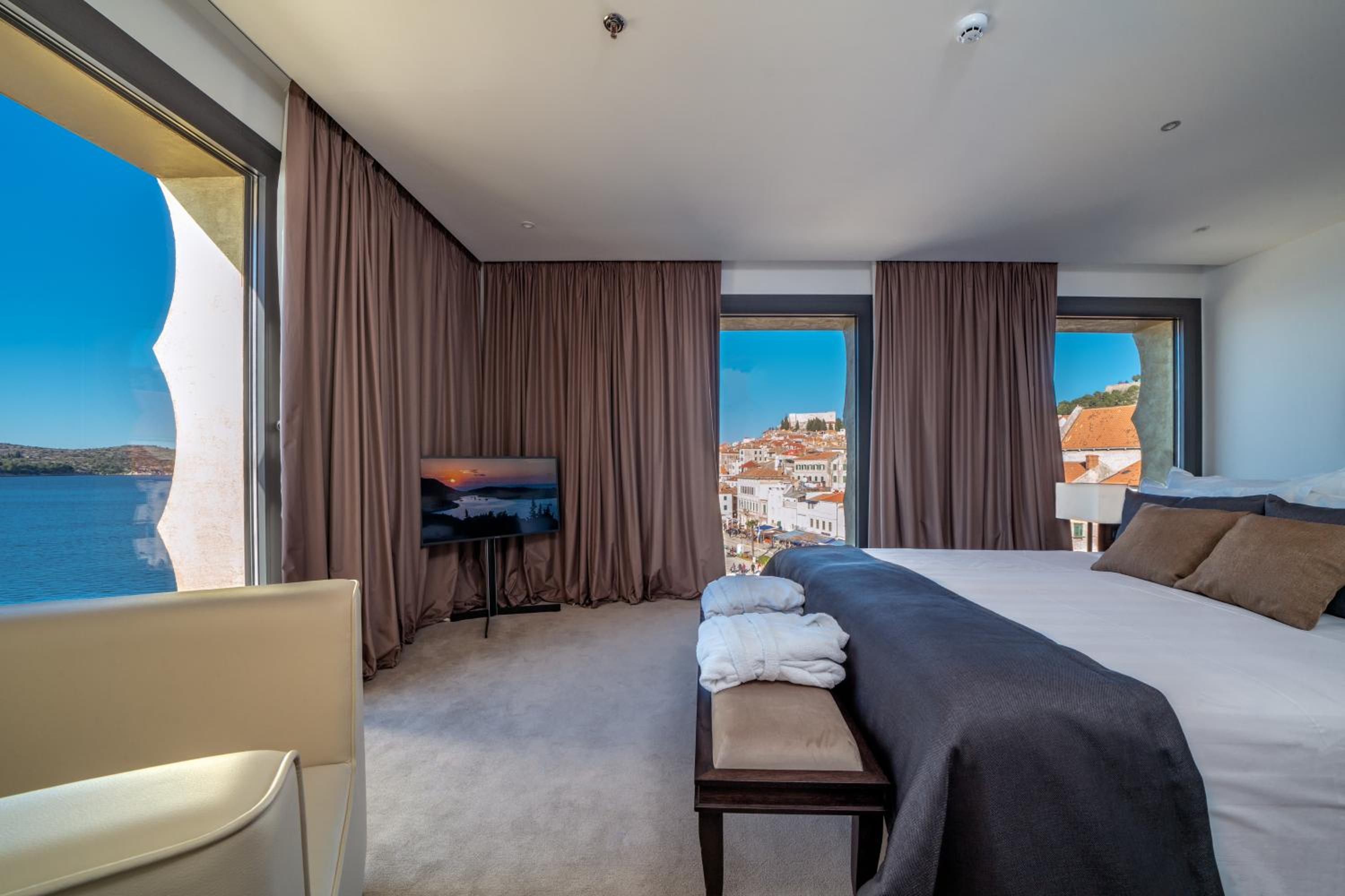 Deluxe Double Room with Sea View thumbnail 6
