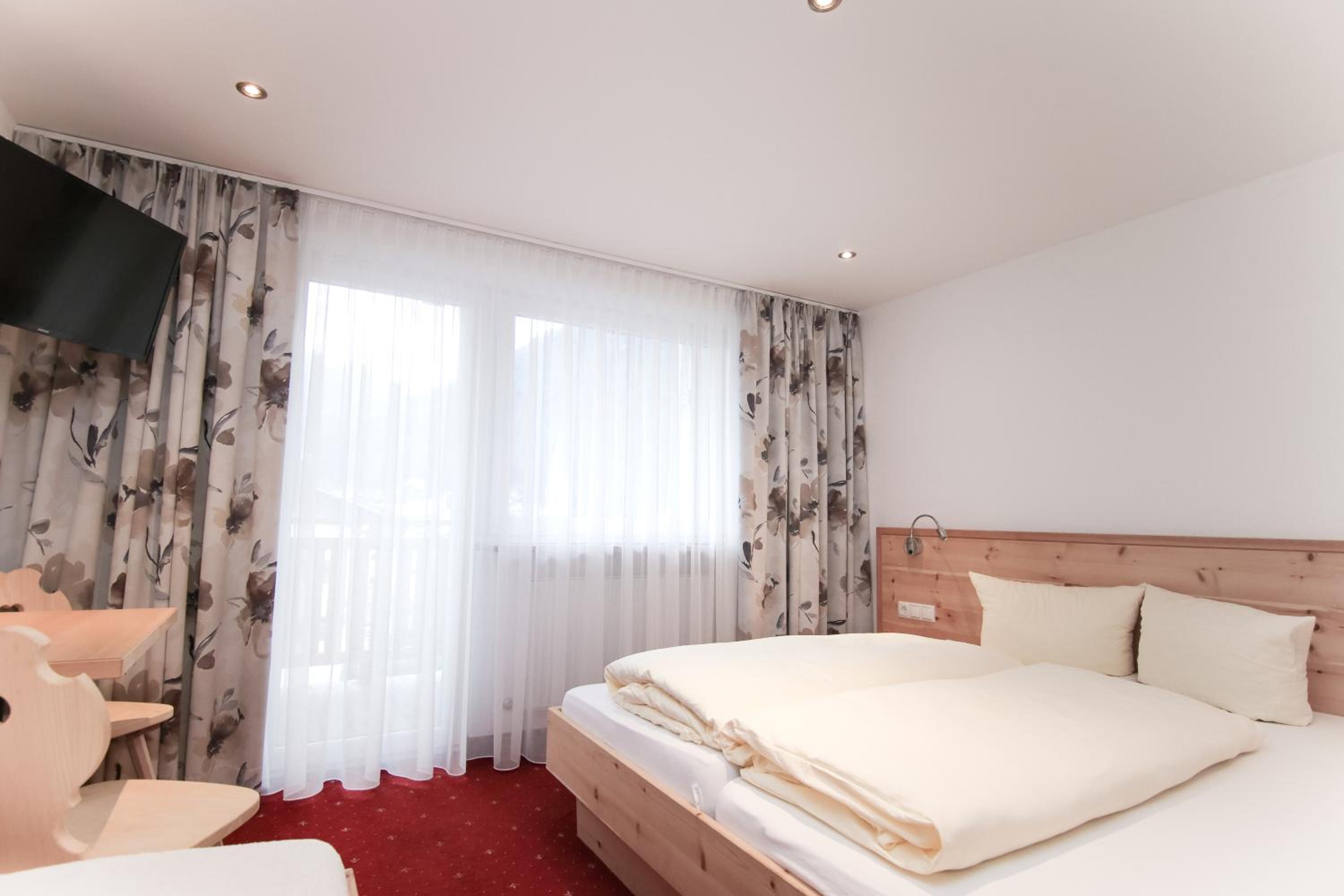 Triple Room with Bath photo 1