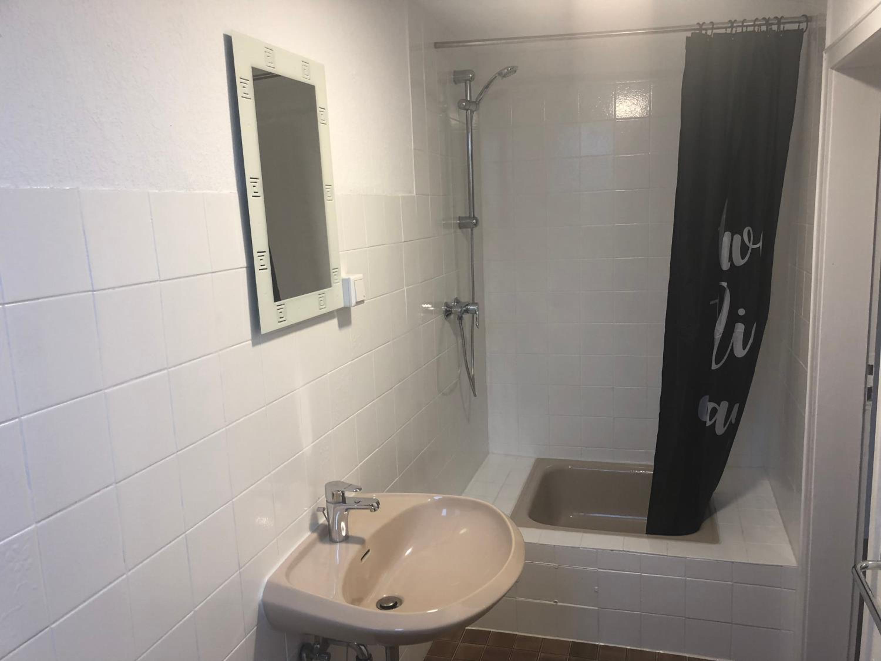 Standard Twin Room with Shared Bathroom photo 3
