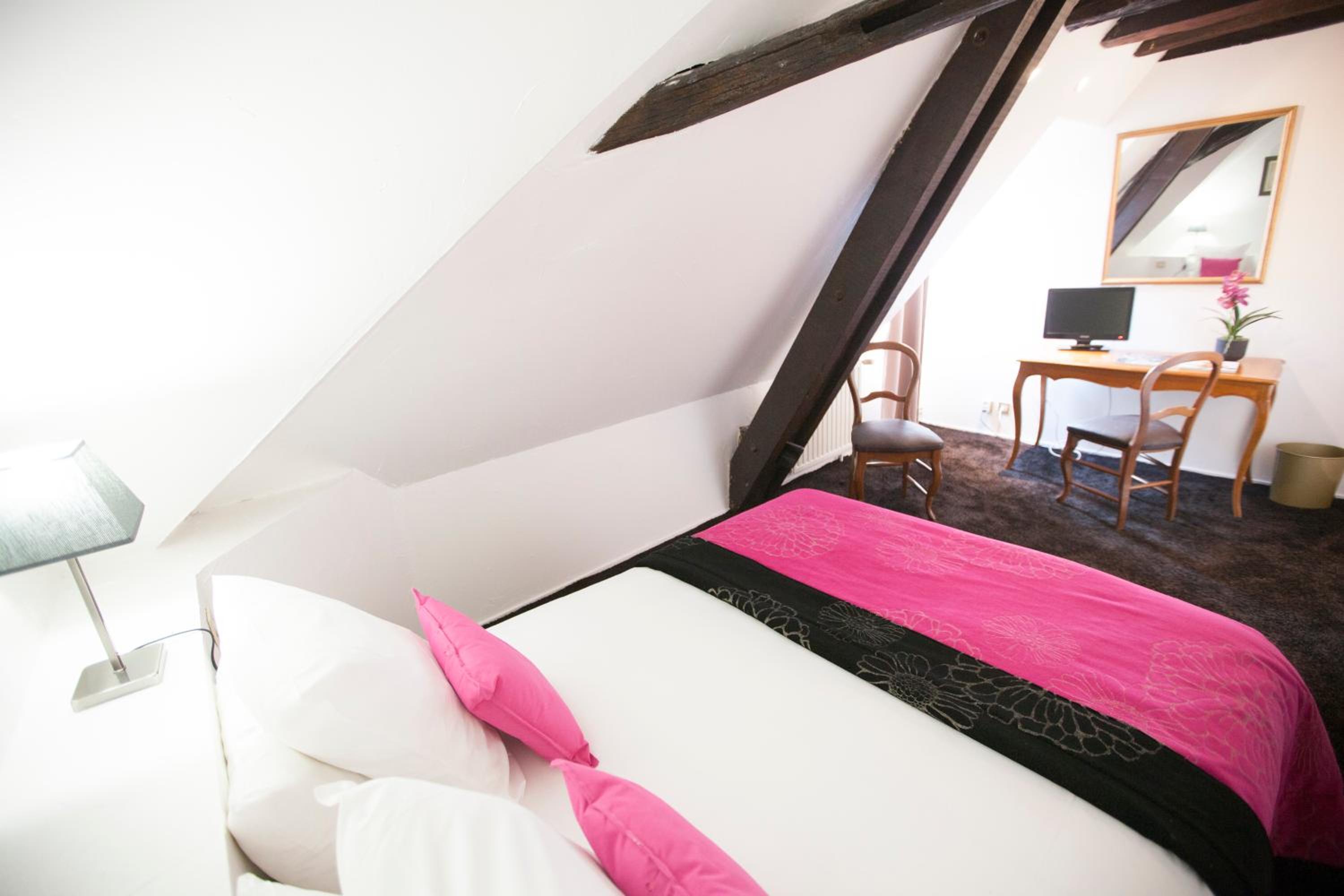 Classic Double or Twin Room - Photo 7
