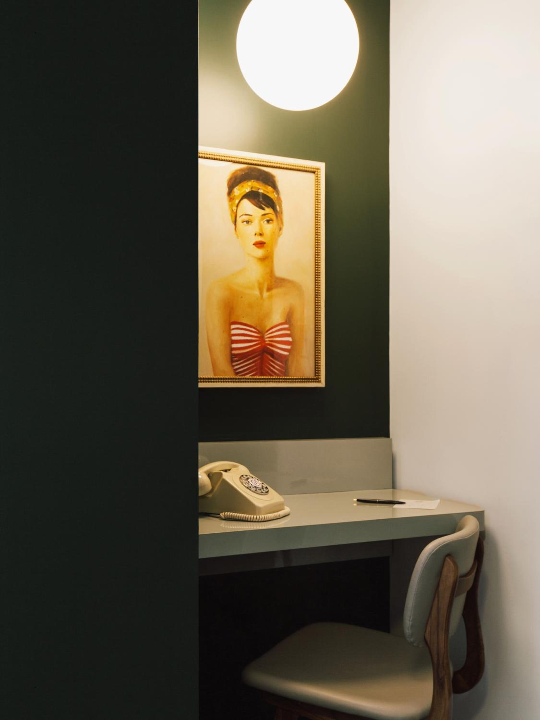 King Room with Roll-In Shower - Disability Access photo 3