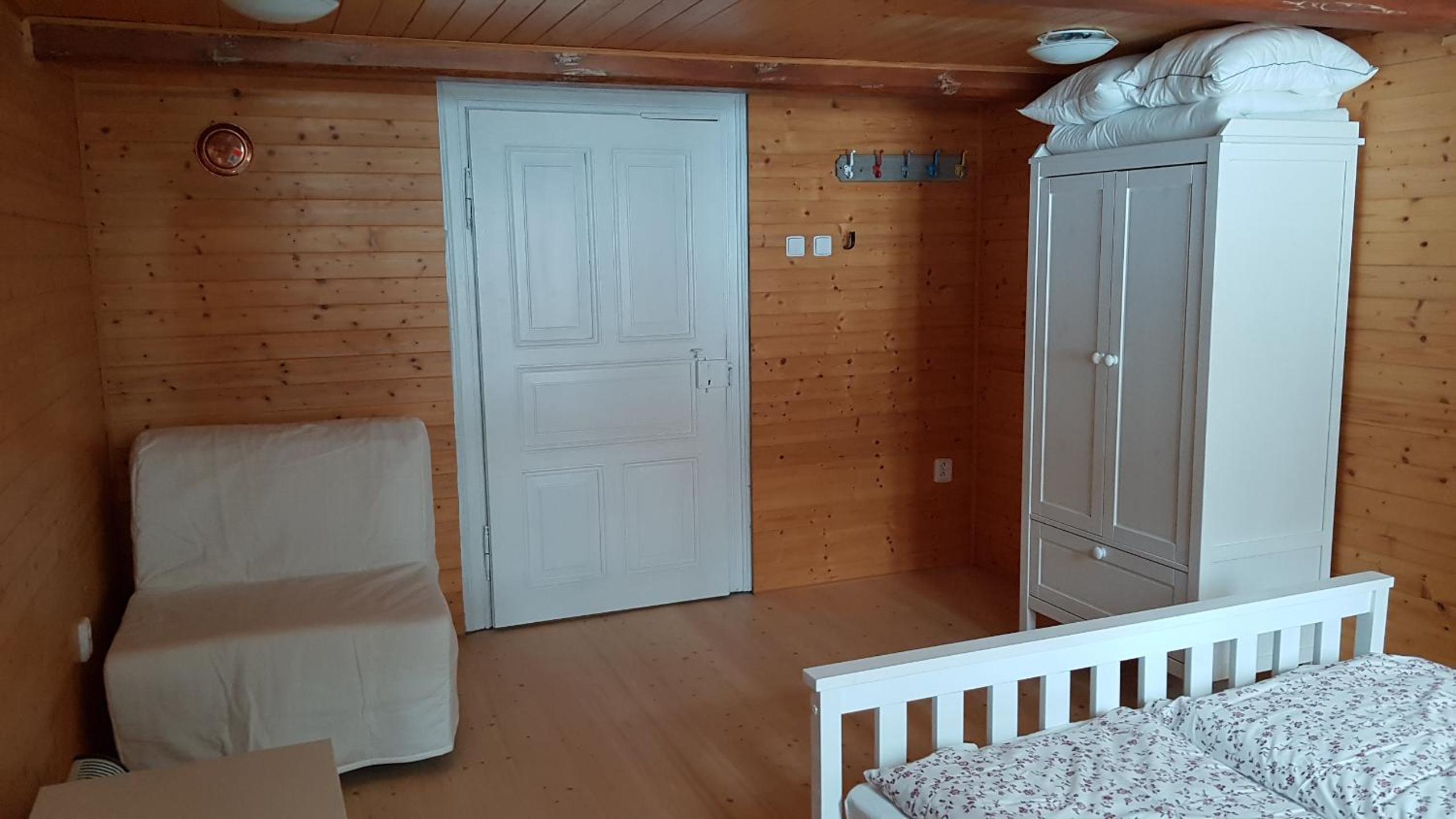 Family Room with Shared Bathroom photo 3