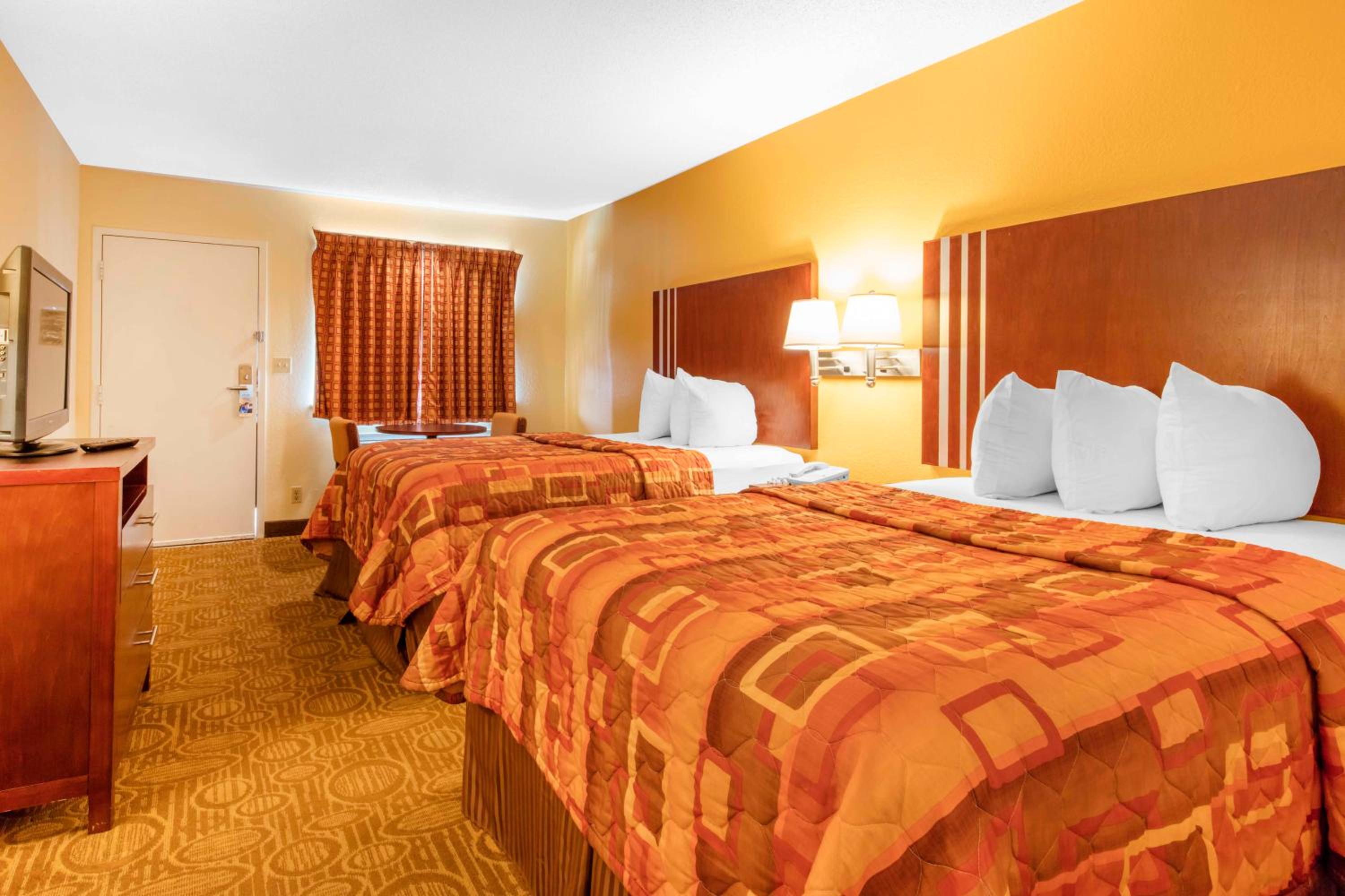 Quadruple Room - Non-Smoking - Photo 1