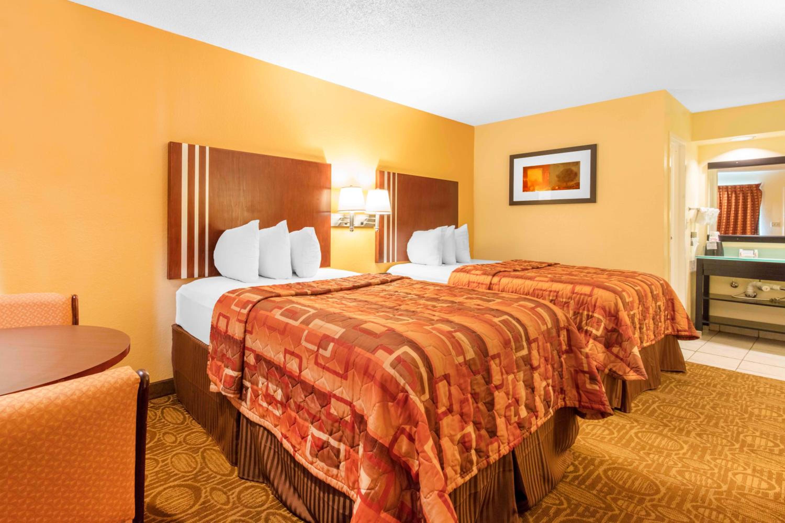 Quadruple Room - Non-Smoking - Photo 3