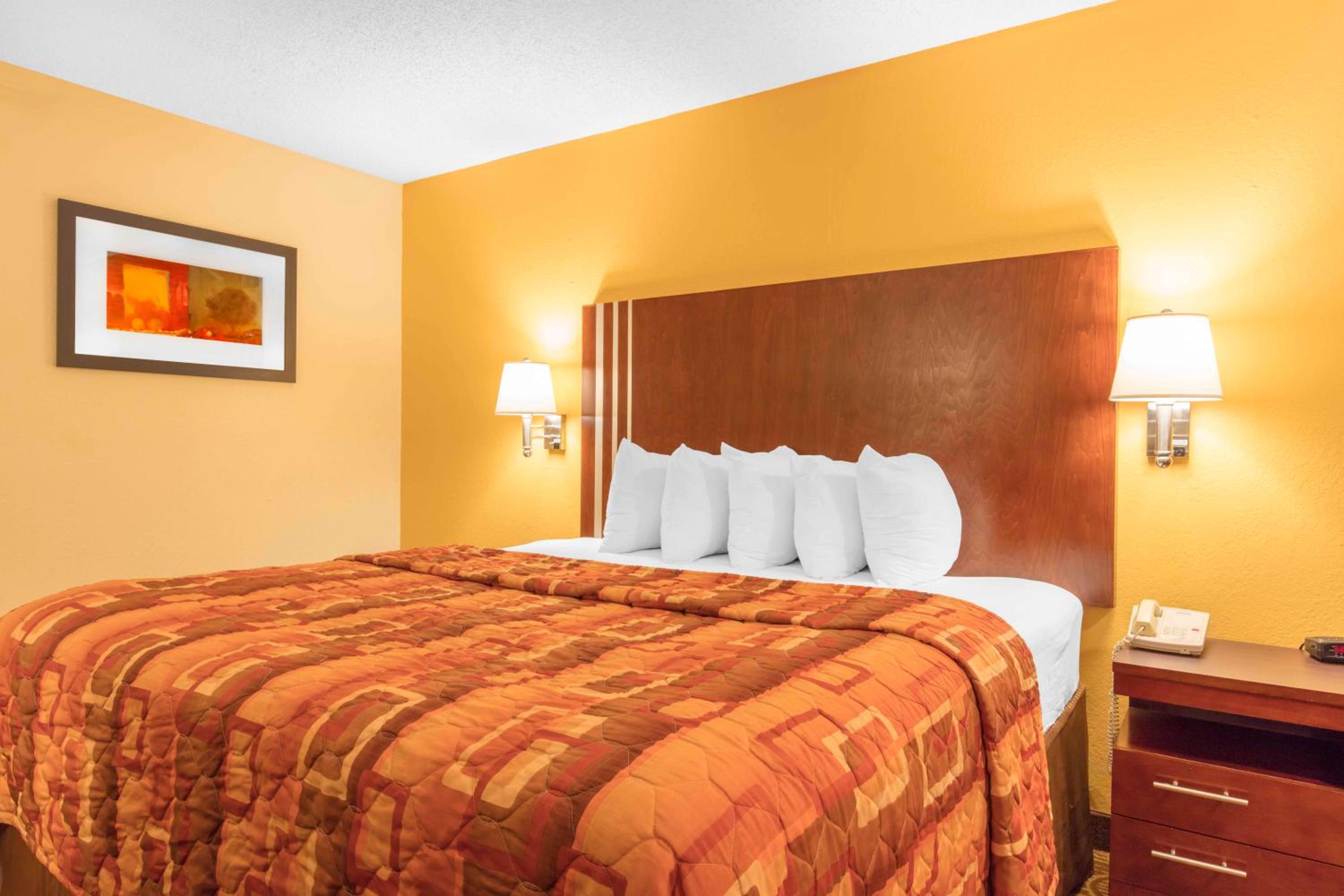 King Room - Non-Smoking - Photo 6