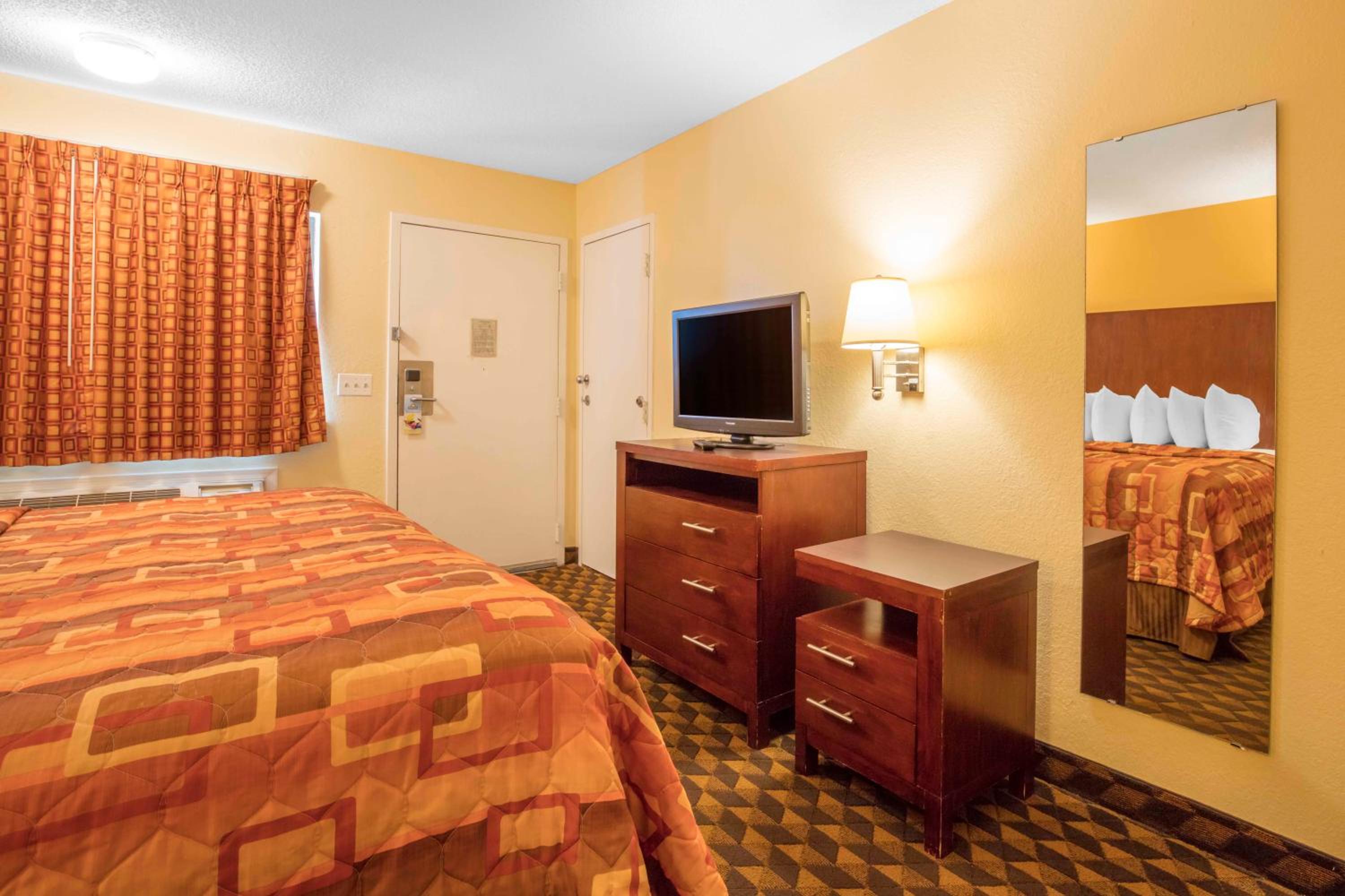 King Room - Non-Smoking - Photo 4