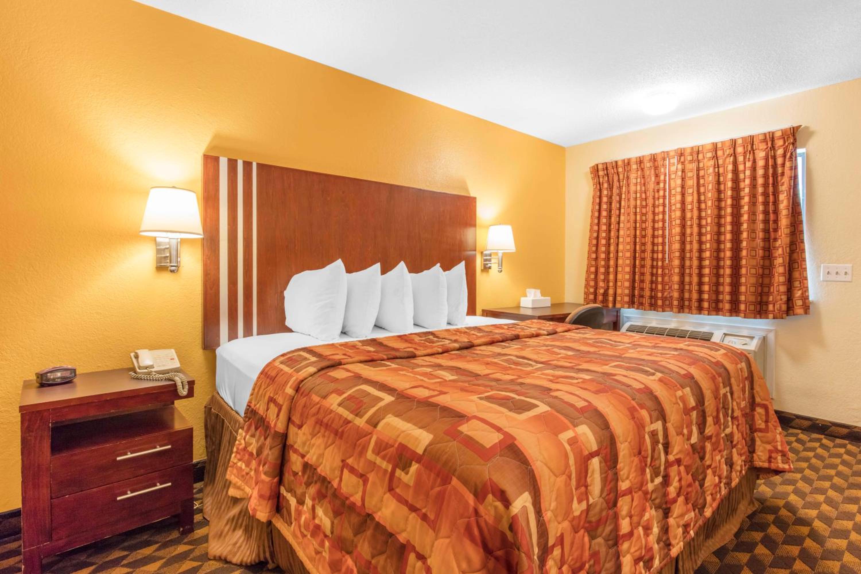 King Room - Non-Smoking - Photo 5