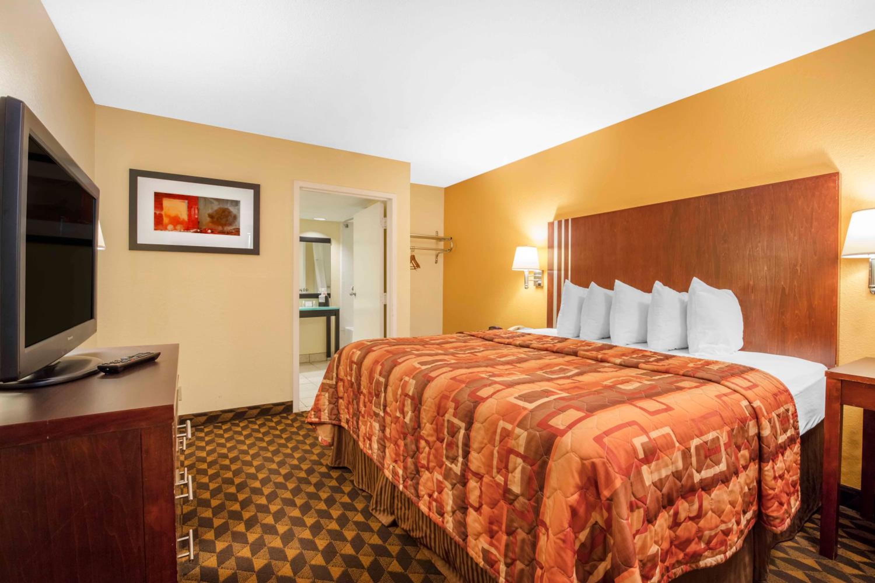 King Room - Non-Smoking - Photo 1