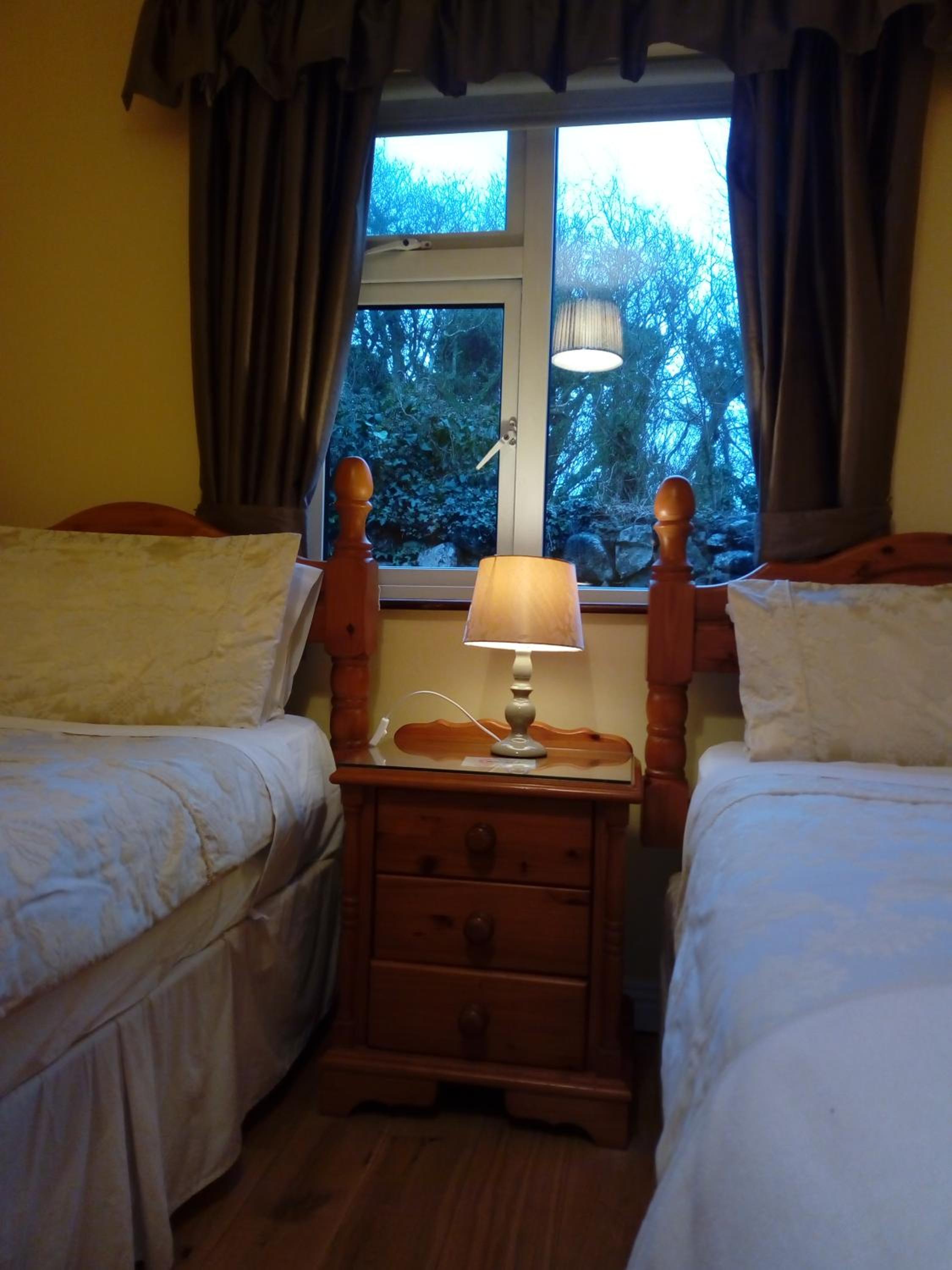 Twin Room with Private Bathroom - Photo 23