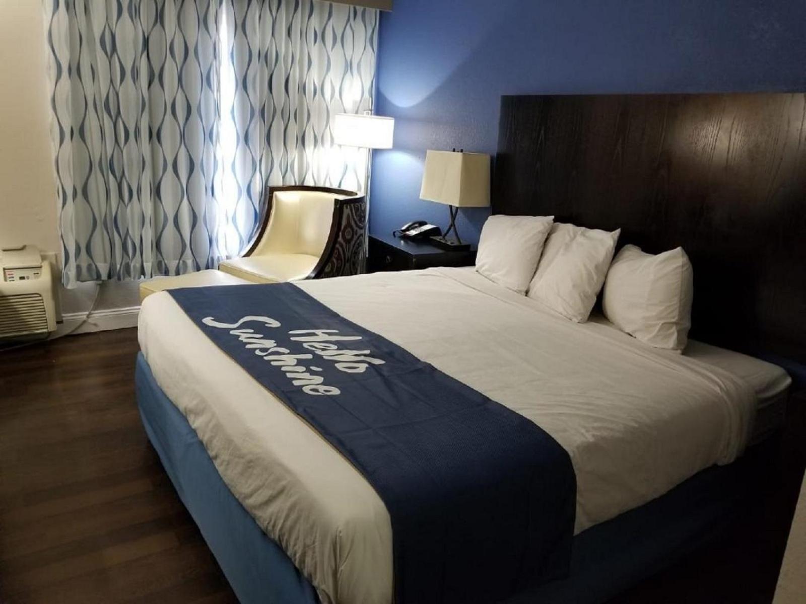 King Room with Bath Tub - Mobility Accessible/Non-Smoking - Photo 1